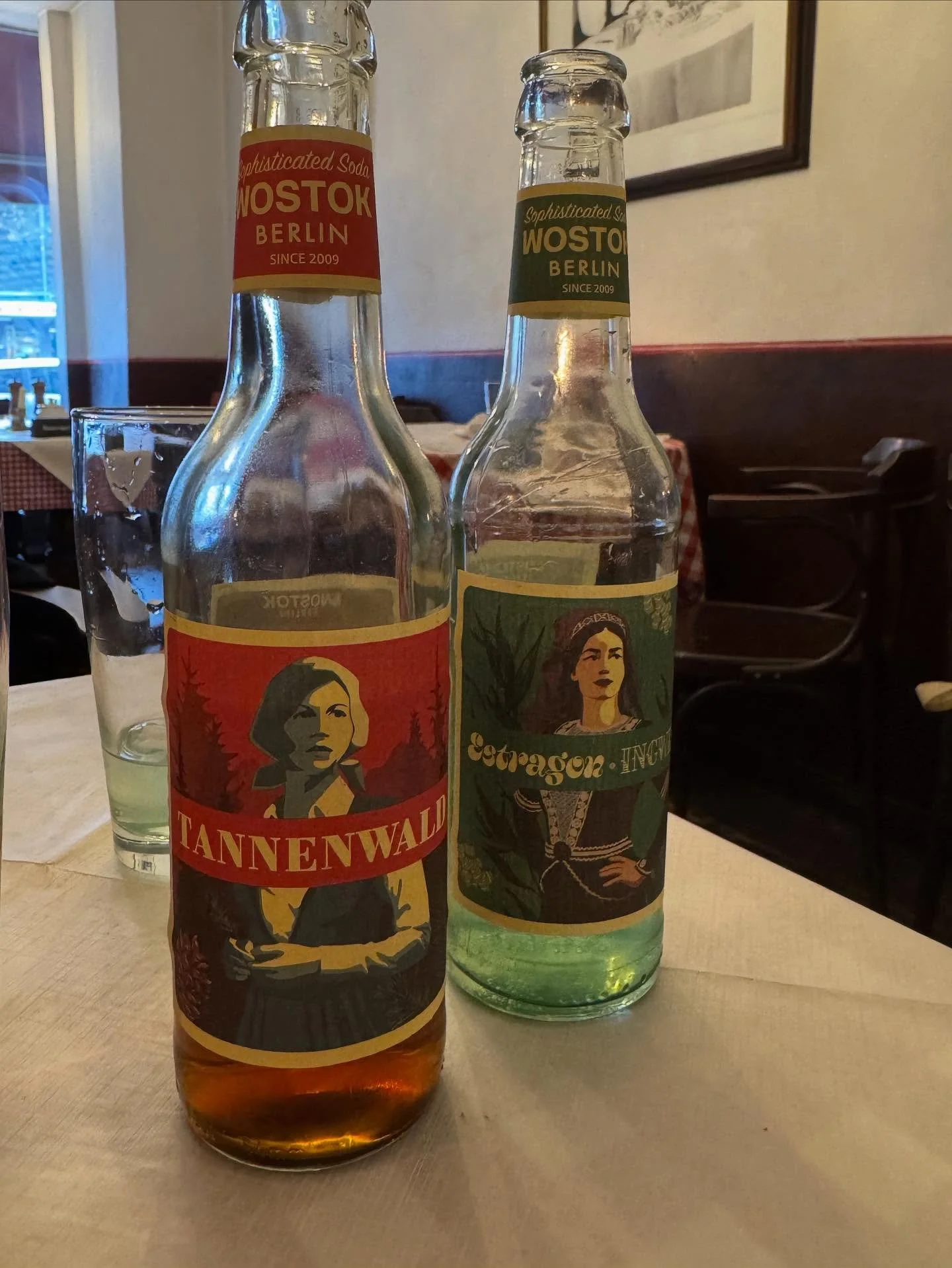 While in Berlin, I stumbled across these two Wostok sodas , both rooted in old botanical traditions, both completely natural. ✨

🍂 Kr&auml;uter (Herbal Blend)
Infused with black tea, pine needle oil, celery seed, taiga root, yucca, and lemon &mdash;