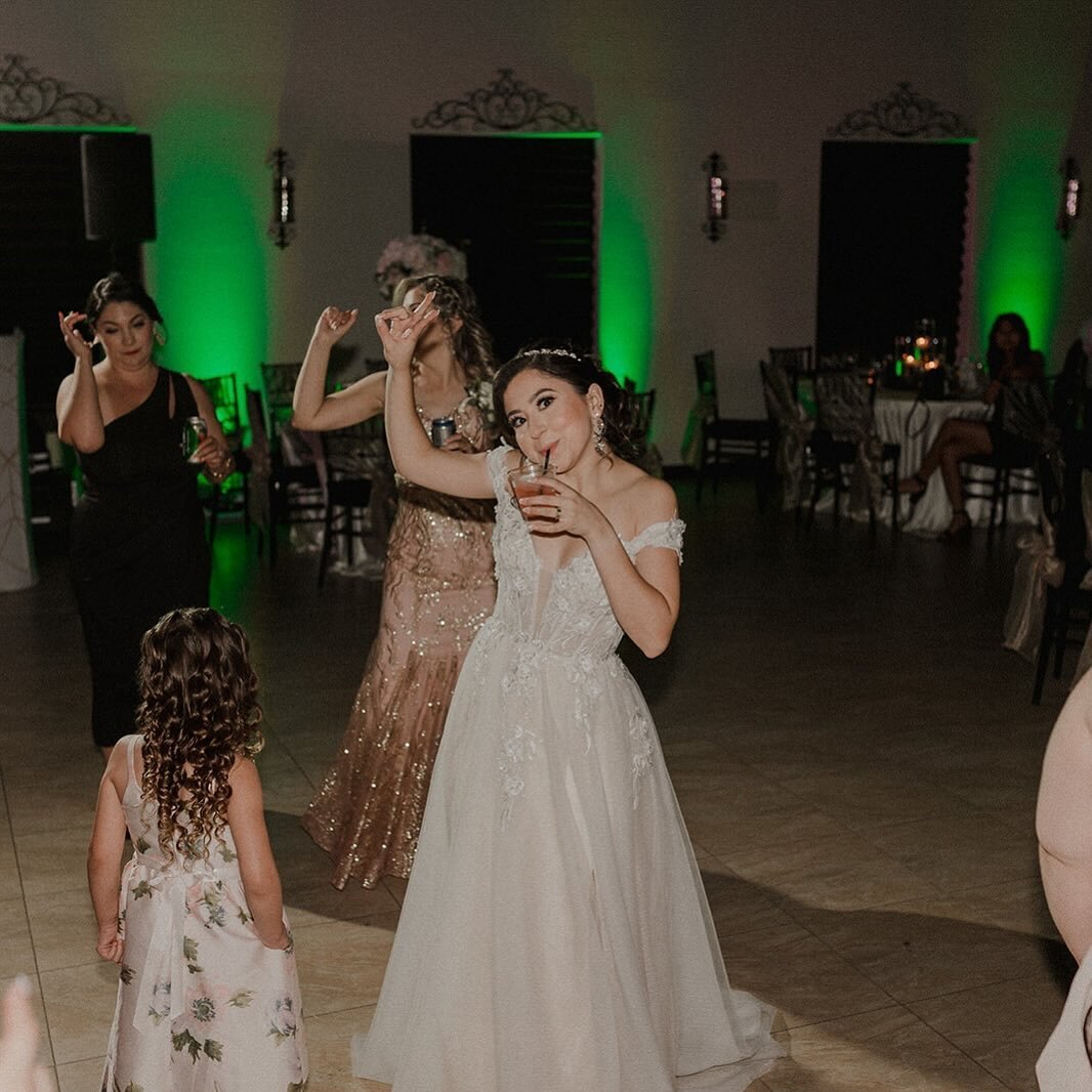 It&rsquo;s the weekend and it&rsquo;s time to hit the dance floor! ⁠
What&rsquo;s your go-to song? 🎶⁠
⁠
⁠
Venue @thegatesonmain⁠
Photography @stephenmendozaphotography⁠
Catering @robinettecaterers⁠
Cake @cakesbyjula⁠
⁠
⁠
#weddings #weddingsinhouston