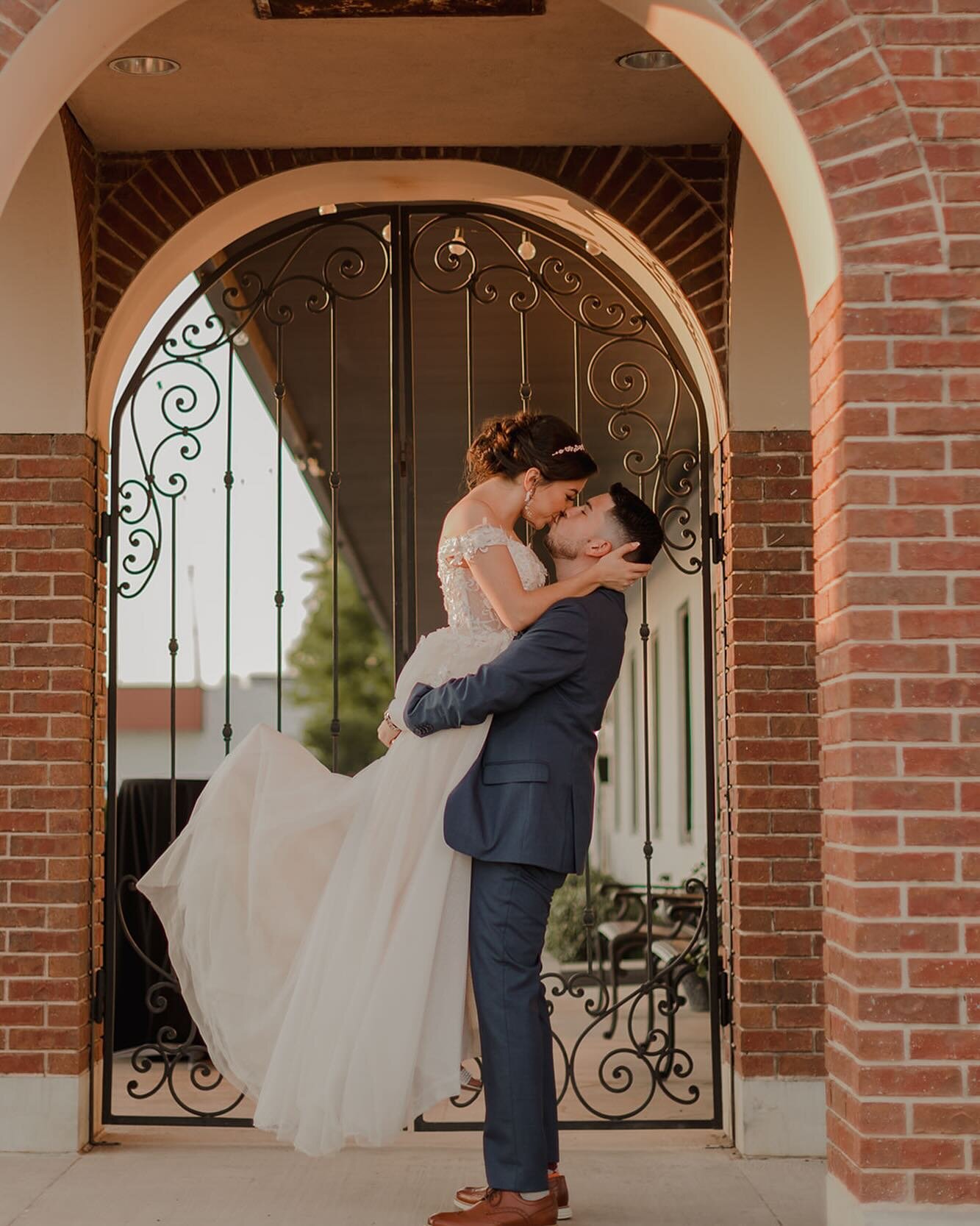 We love our iconic archways 😍 Perfect for newlywed photos! ⁠
⁠
⁠
Are you recently engaged and looking for an all inclusive venue? Contact us to get started:⁠
📞281-402-5429⁠
✉️info@gatesonmain.com⁠
🖥www.gatesonmain.com⁠
⁠
Venue @thegatesonmain⁠
Pho