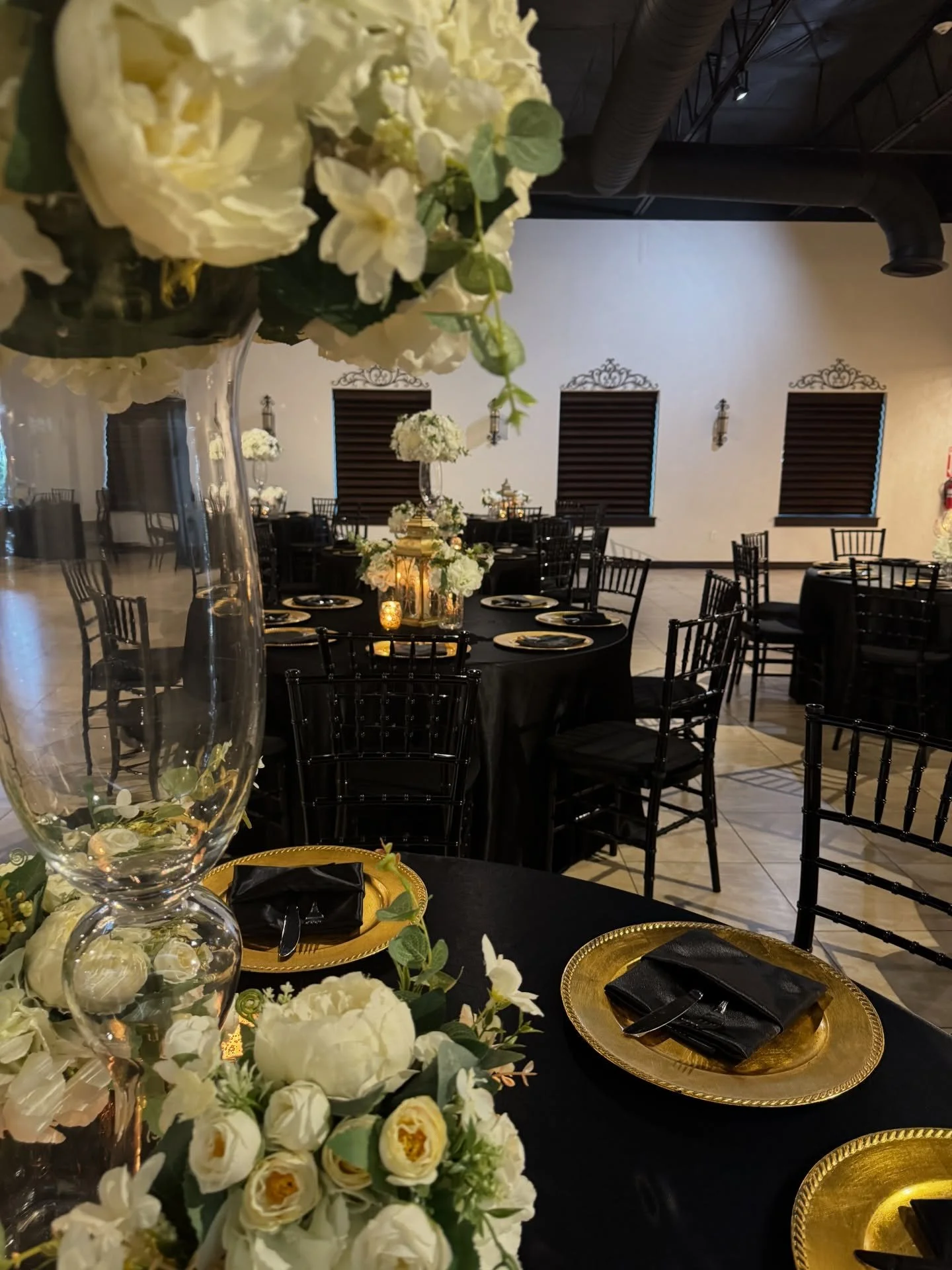 &ldquo;A beautifully simple and elegant black-and-white celebration.&rdquo; 🤍🖤 We offer an extensive collection of table linens for every celebration style.  #weddingvenue #weddingsinhouston #weddinginspiration #texasweddingvenue