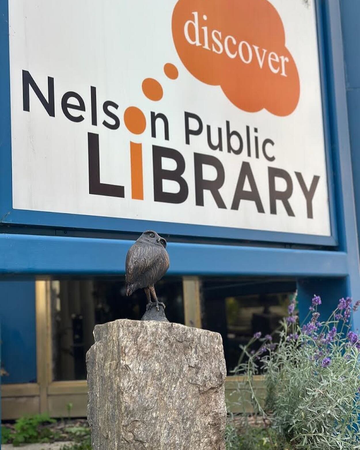 The first edition of &ldquo;Howdy, Bird&rdquo; was purchased and is now permanently installed outside the public library in Nelson, BC.  Huge thanks to the great folks @castlegarsculpturewalk and @city.nelson!

I give 10% of all sales of the editions