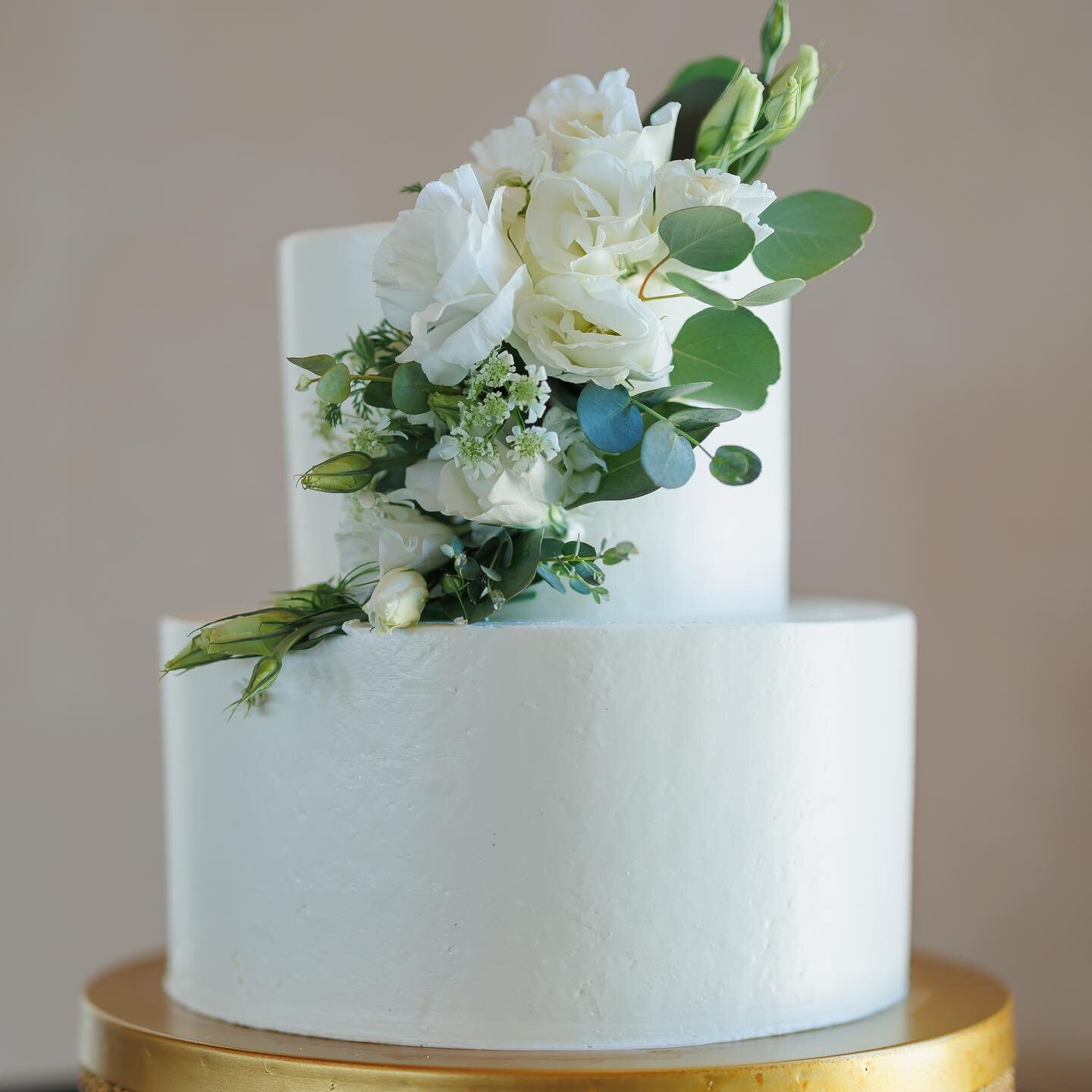 Details from H+A&rsquo;s May wedding 🤍

Photography @xpressionphotography
Flowers @sheblooms.ciarasteinberg 
Cake bittersweetbakeryva
Venue @hazymtn

#VineyardWedding #HazyMountainWeddings #VirginiaIsForLovers #VirginiaWedding #Bridal #Wedding #Brid