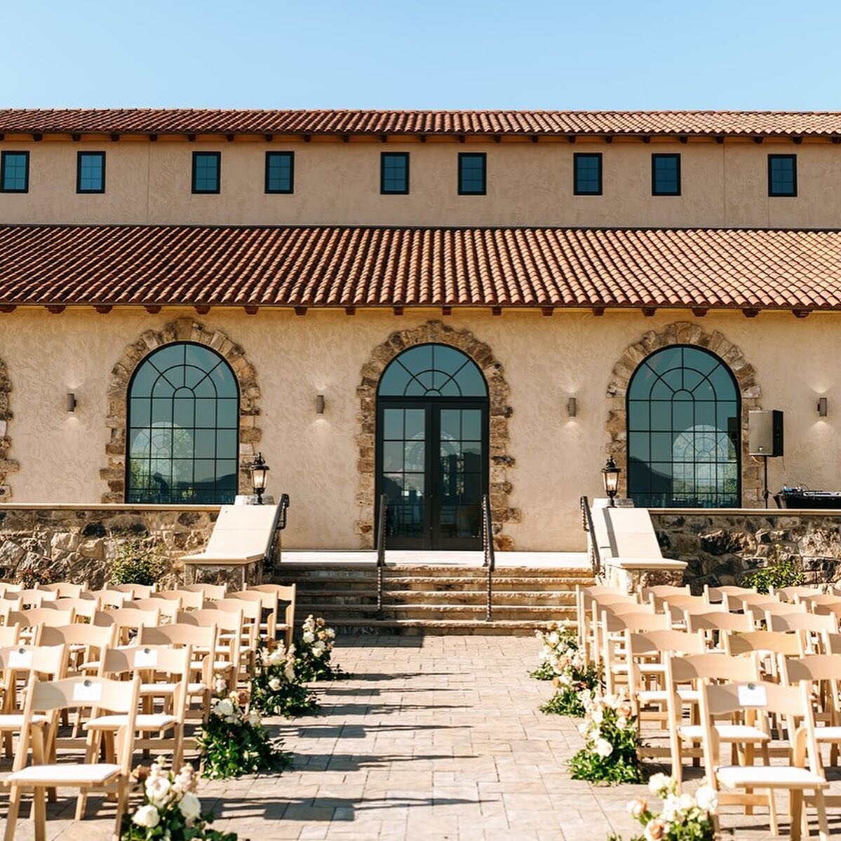 Take a seat and enjoy the view 🥂

Photos by @kaileerosephotovideo
Flowers @steelcut_va
Venue @hazymtn

#VineyardWedding #HazyMountainWeddings #VirginiaIsForLovers #VirginiaWedding #Bridal #Wedding #Bride #WeddingDress #WeddingDay #BridetoBe #Shenand