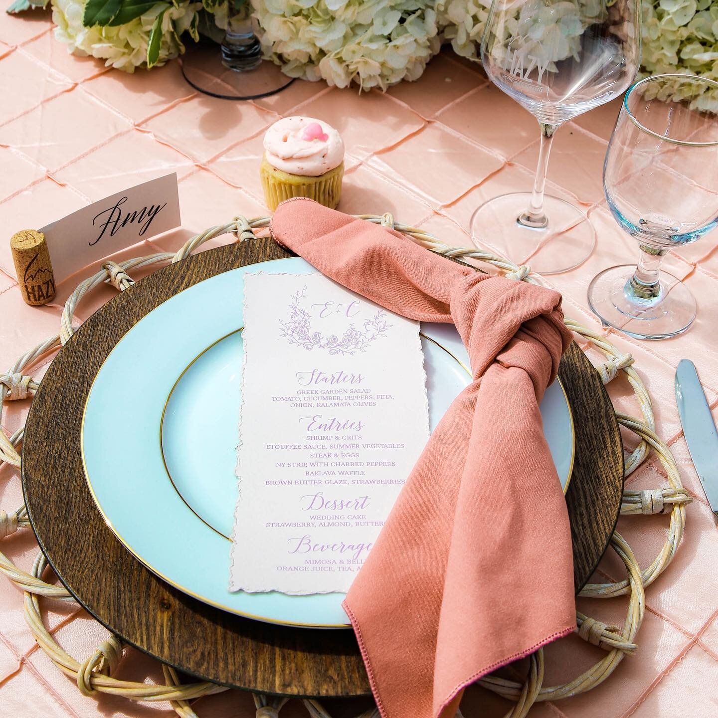 Enjoy a stress-free wedding planning experience with our in-house catering team! Our experienced chefs will work with you to create a customized menu that suits your taste and budget. Contact us to learn more! 💕
Photography @sanazbutterflyphoto
Flo