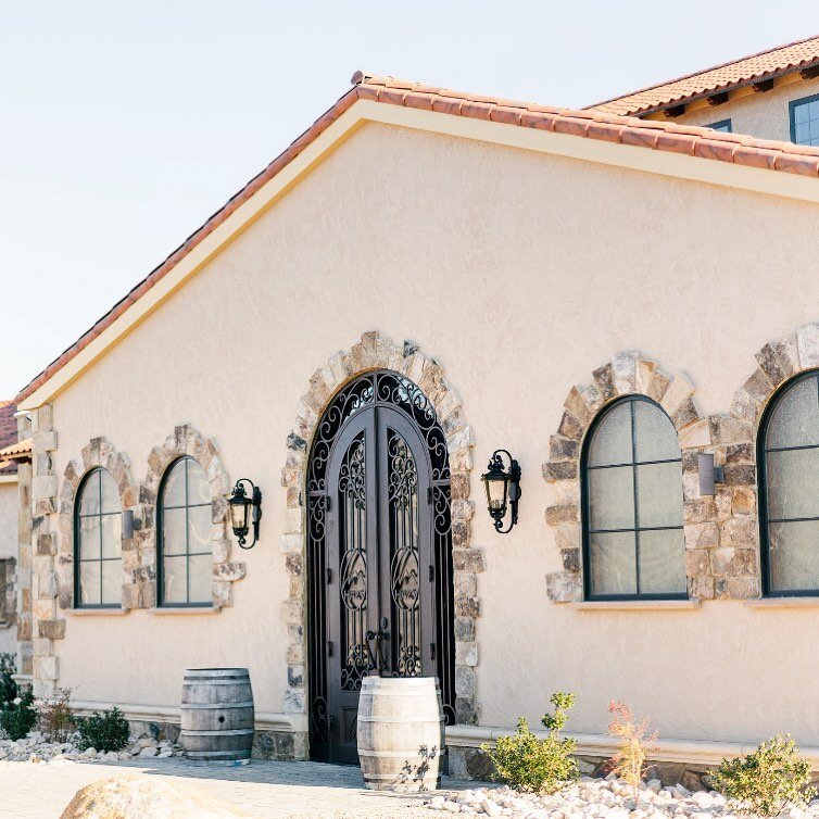 What your guests see when they arrive to the party 🥂 

Love this shot of the venue building courtesy of @photography_byjo!

#vineyardwedding #hazymountainweddings #virginiaisforlovers #virginiawedding #bridal #wedding #bride #weddingdress #weddingda