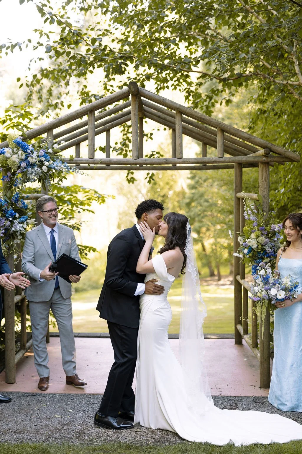 Avia & Jeremiah kiss 1.jpg
