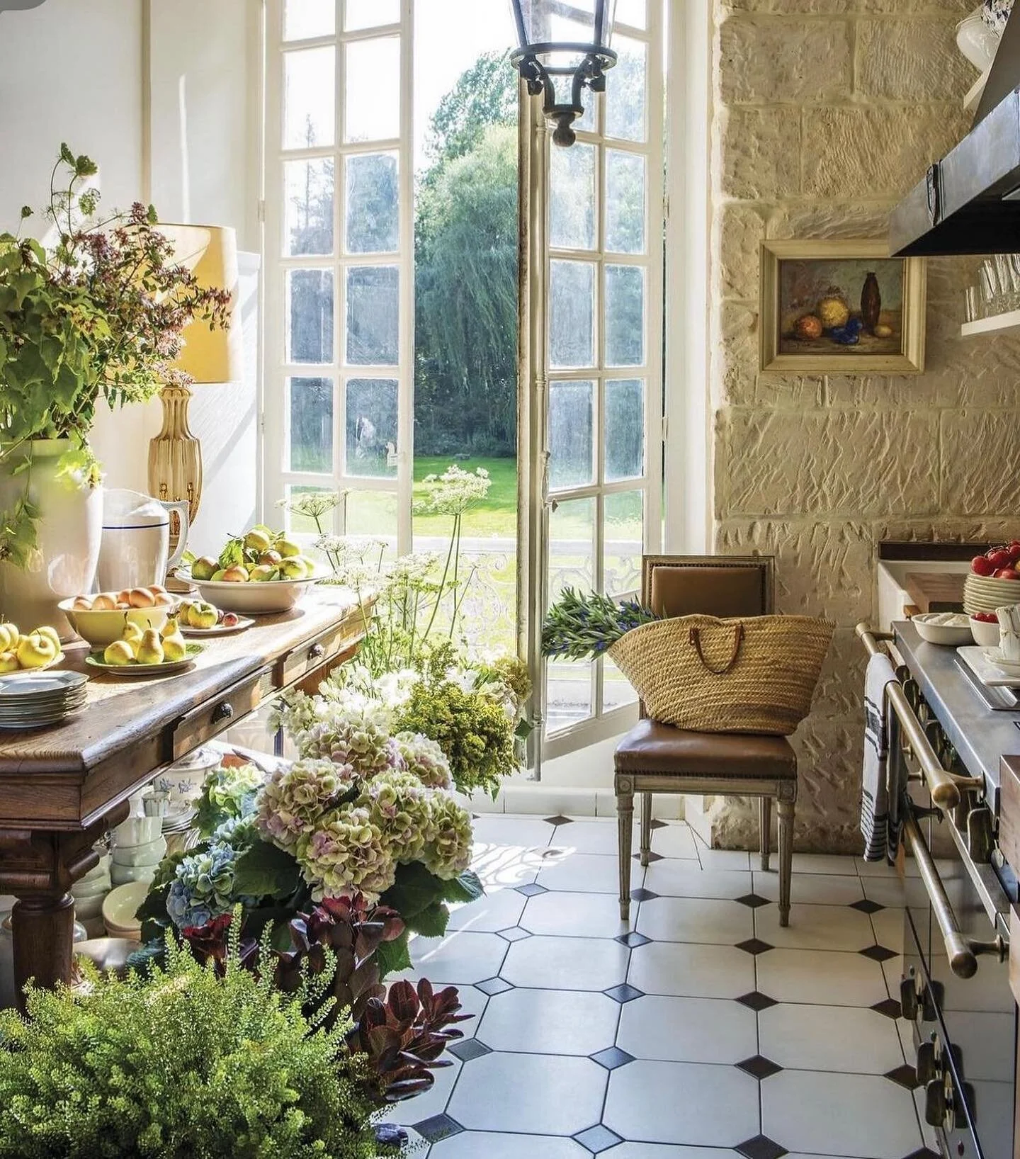 Florals? For spring? Groundbreaking. 🌷But really, fresh clippings of greenery and flowers can transform any space into a springtime oasis. // Design by @davidjimenezstudio.