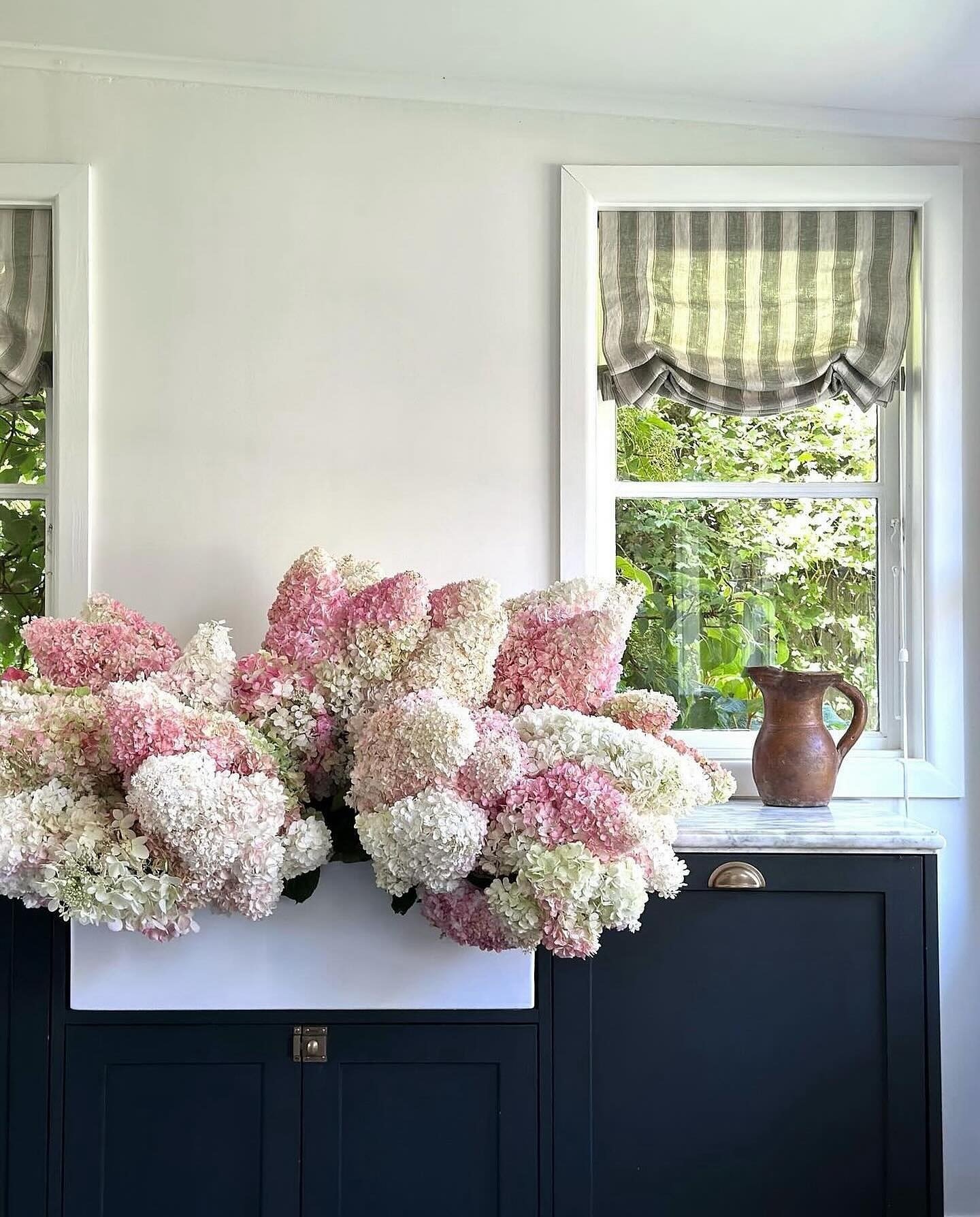 There&rsquo;s nothing quite like fresh flowers to kick off the new month! Who else is excited for hydrangea season?! 💐 // Photo by @ellagreyinteriors