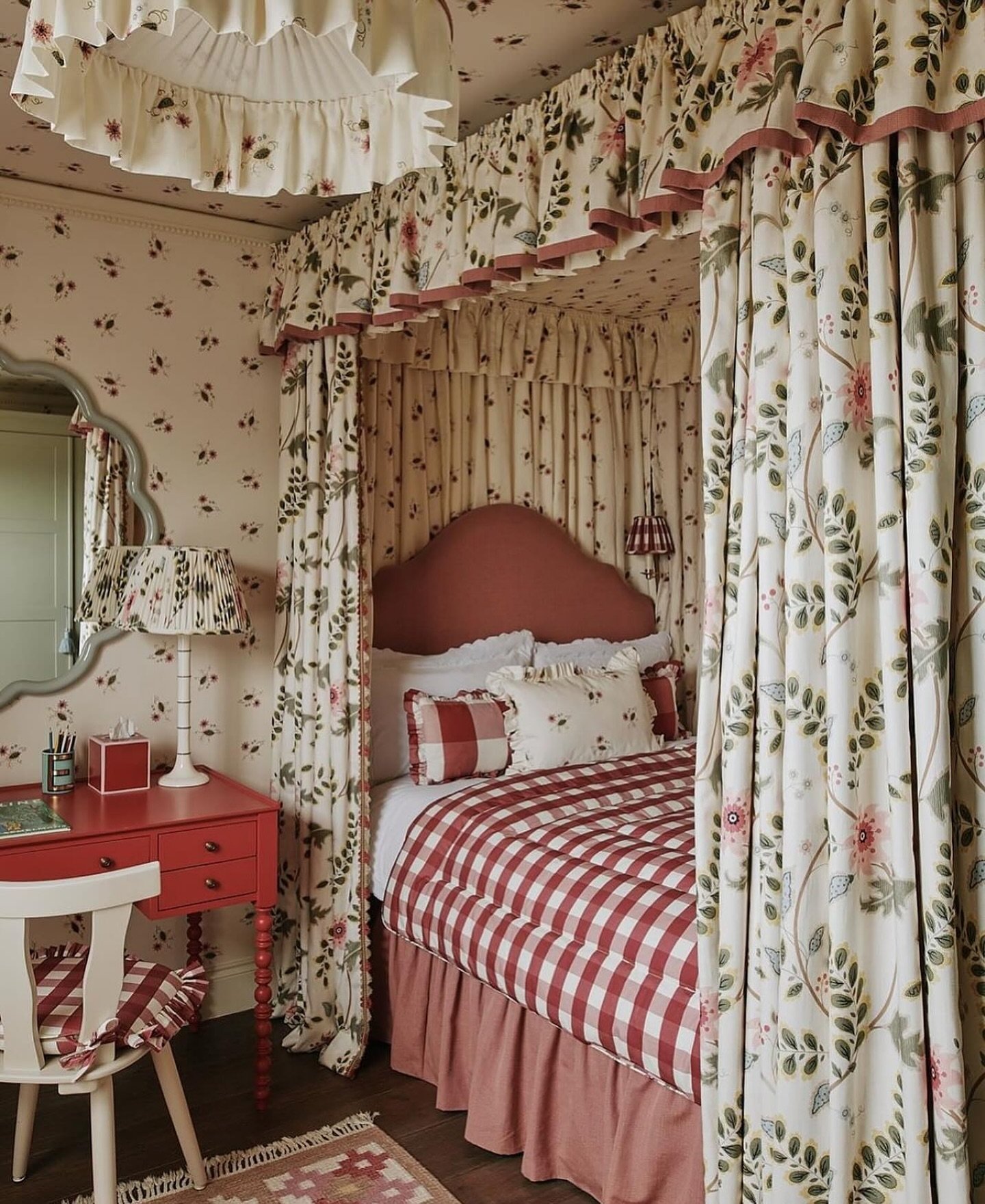 Because there&rsquo;s no such thing as too much print or pattern! This darling bedroom design screams summertime &mdash; and we are here for it! 🍒🍉 Design: @salvesengraham // Photo by @horwoodphoto