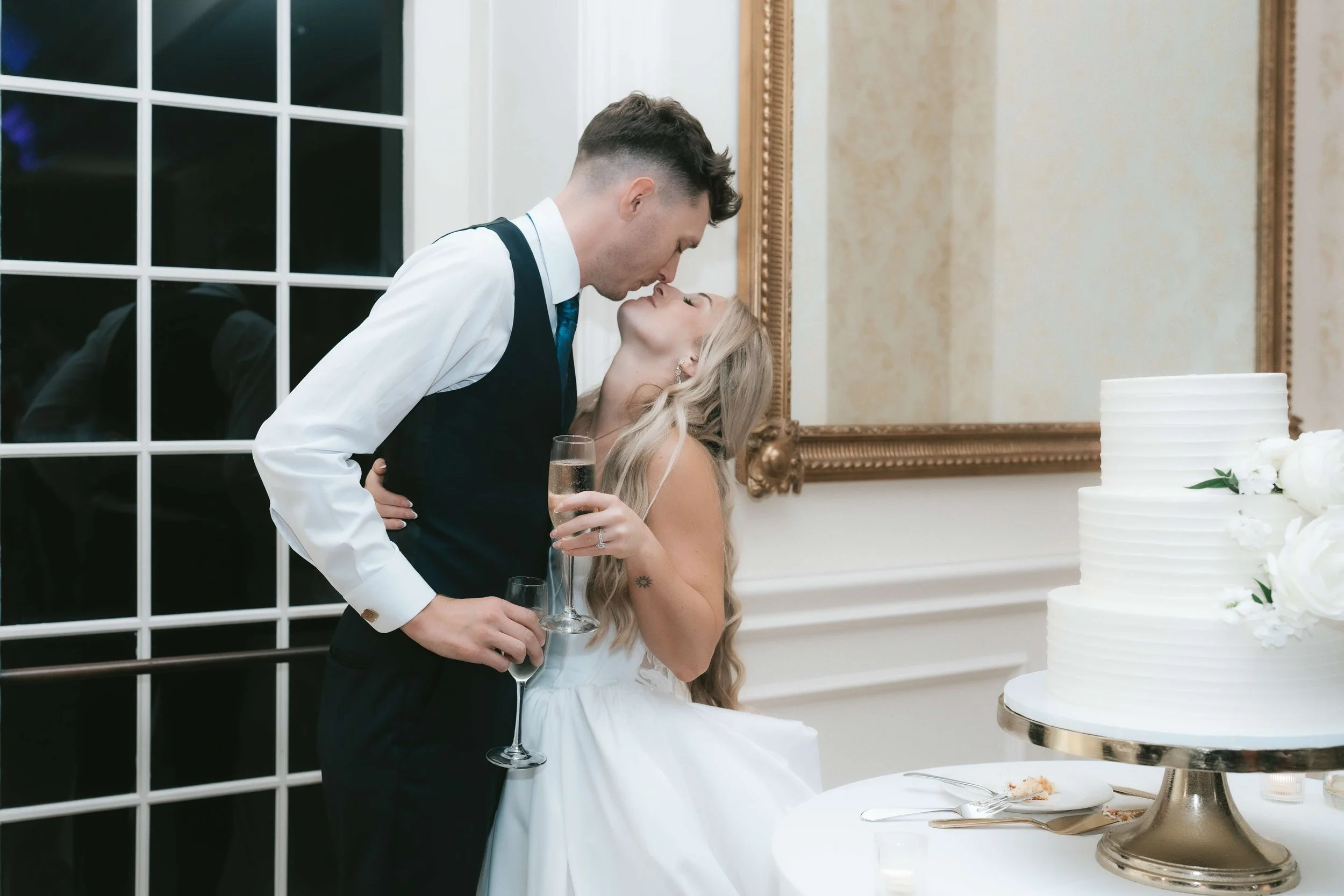 Wedding at Club Tesoro - Kiss by the cake