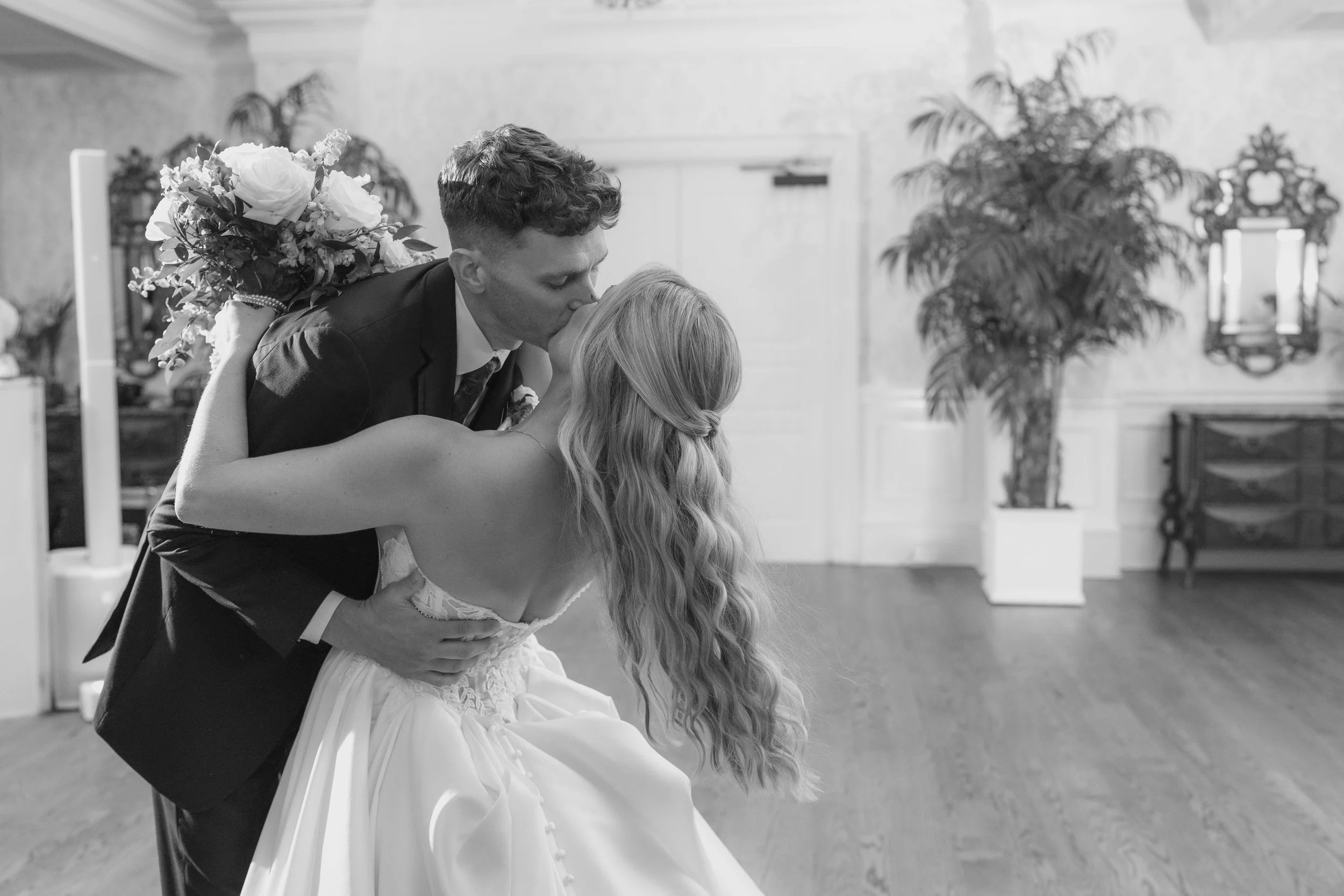 Wedding at Club Tesoro - first dance kiss