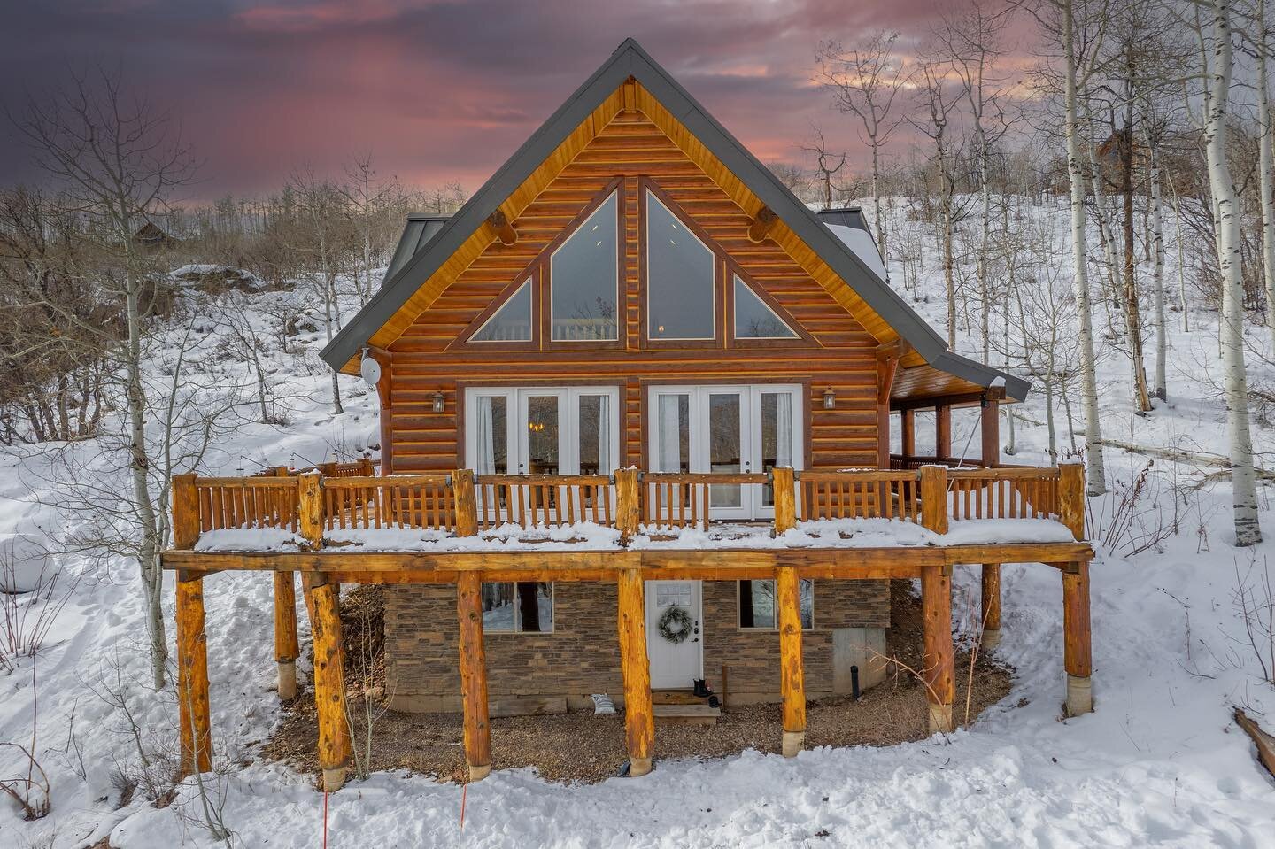 This cabin is such a dream! Located just outside of Park City. The inside has a warm and cozy feel. The outside is a winter wonderland as you can see from the drone pictures.
.
.
.

#utahrealtors #utahrealestate #utahrealtor #utahhomes #utahrealestat