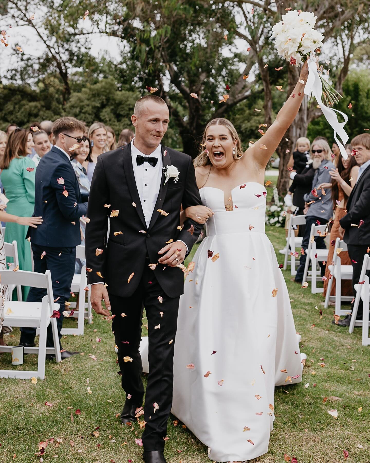 proof of an epic confetti exit...?
it's all in the ta-ta's 😅💁🏽&zwj;♀️

📸 @morganleephotography_ 
📍 @mewburnpark 

#melbournecelebrant
#weddingcelebrant
#melbournewedding
#weddingceremony
#inclusiveceremony 
#modernwedding 
#tietheknot
#letsgetma