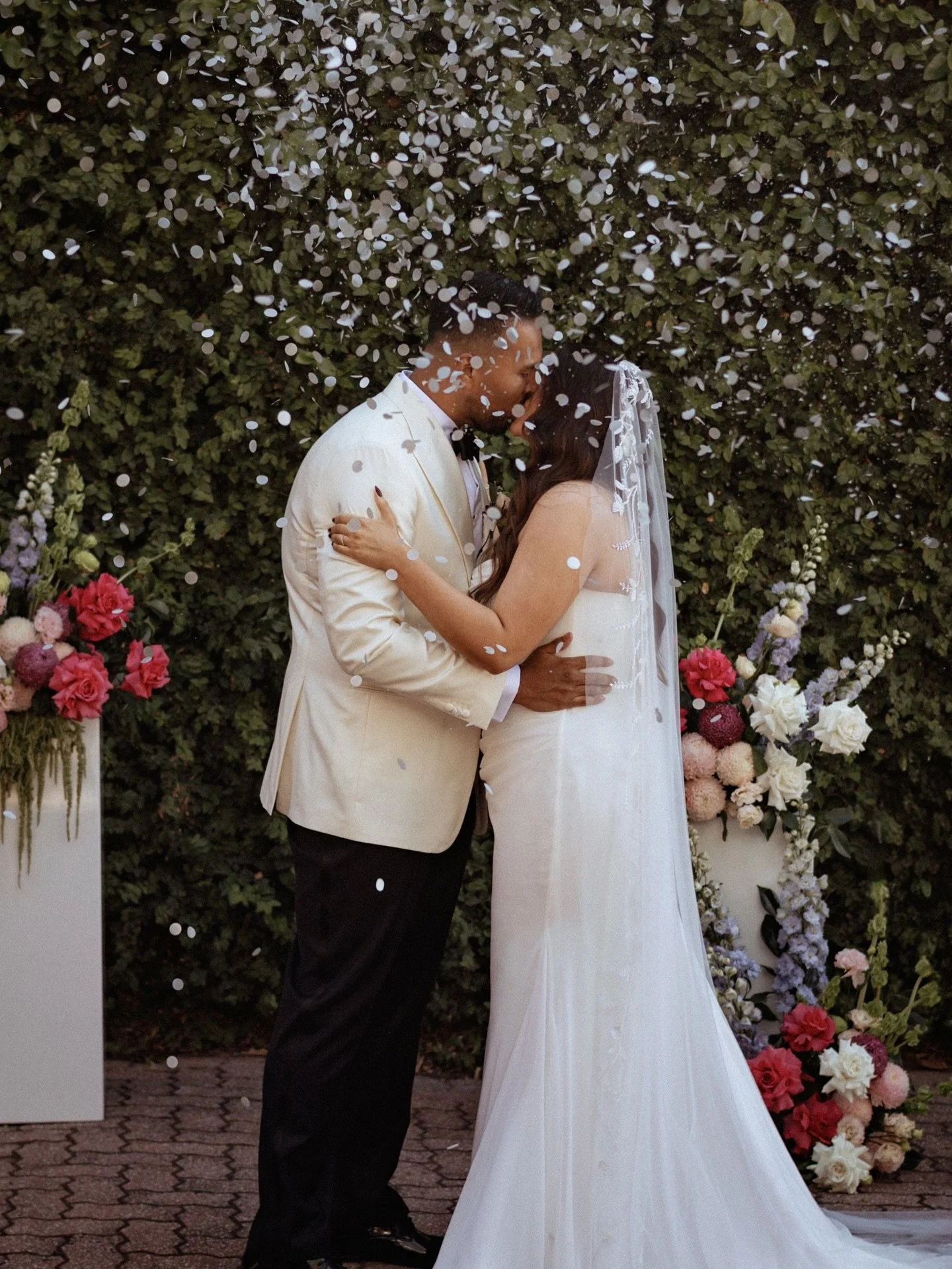 confetti photos look effortless&hellip; but only because someone (ME) is out there giving a quick masterclass in airborne paper logistics beforehand. 

i let guests know what to do, how to do it, and exactly when to throw so we see your faces, not tw