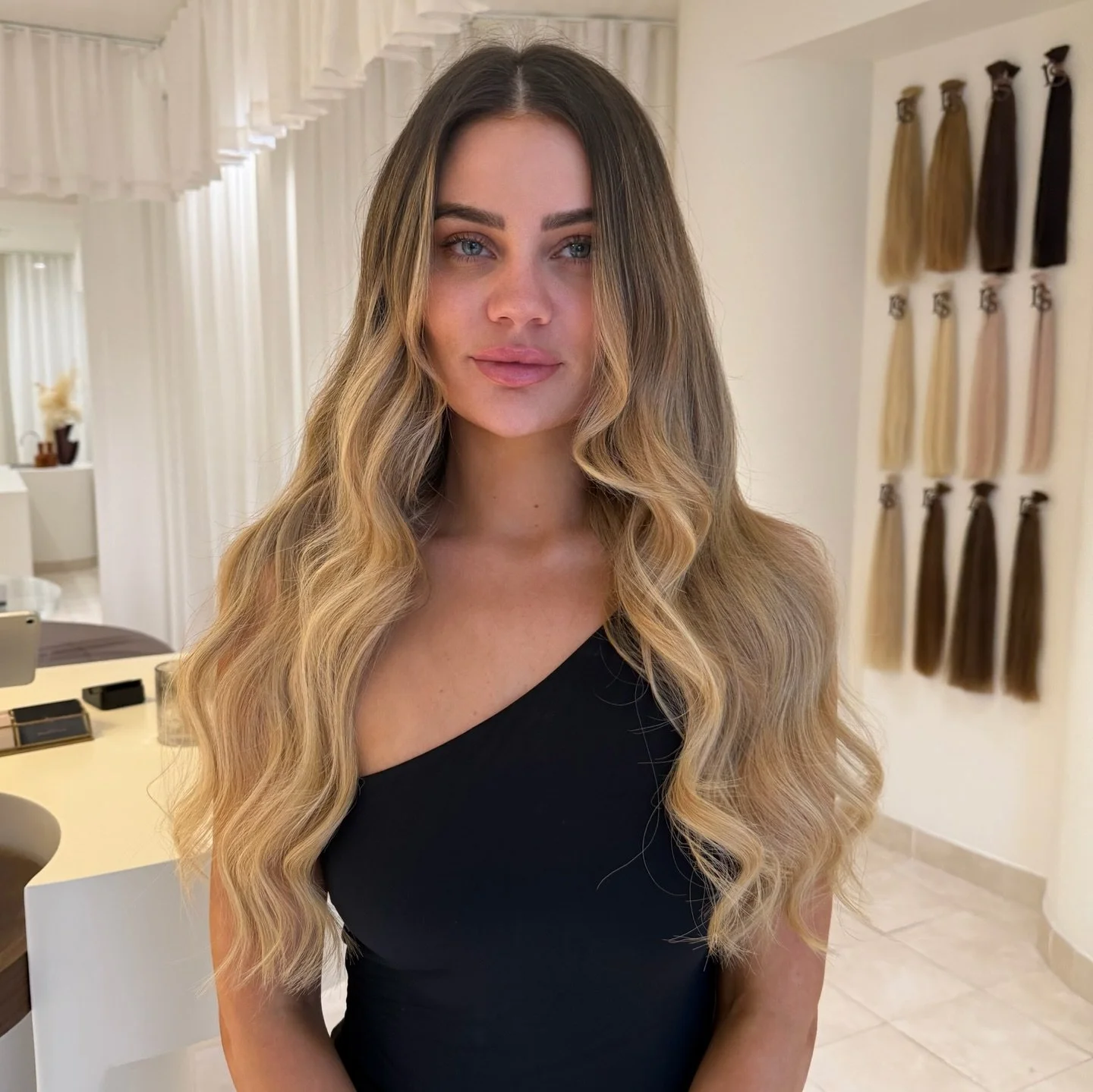 MINI BONDS 

My gorgeous client Hannah. Colour matched and installed to perfection. We&rsquo;ve added light bits to create a gorgeous highlight in time for summer. 

Evening out the wispy ends to create a fuller look through out her entire head. 

Sw