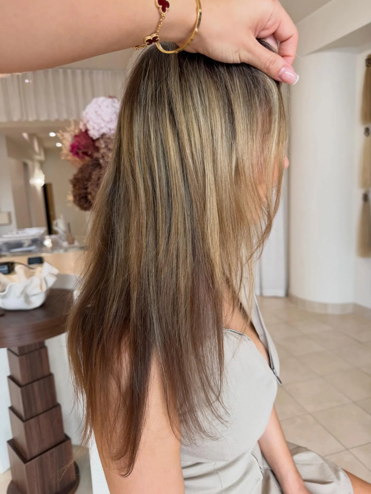Honey Beige Dreams 🤤

We transformed this beauty with a half head of foils + a little colour correction to soften previous warmth and create a seamless blend.

To elevate the fullness and dimension, we added 75g of nano extensions in a custom mix of
