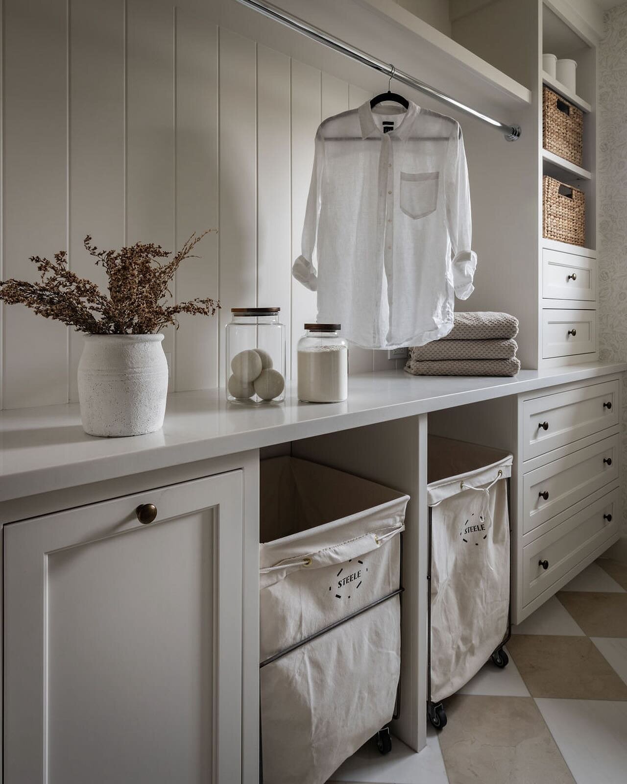 Weekend rain calls for loads of laundry&hellip; so make it pretty! ✨🌧️ I wouldn&rsquo;t mind spending time here, would you?
.
.
.
.
#MPREVOSTDESIGN
Project: #projectsummit 
Design: @mprevostdesign 
Photography: @hugo.landa.garcia 

#laundryroom #lau