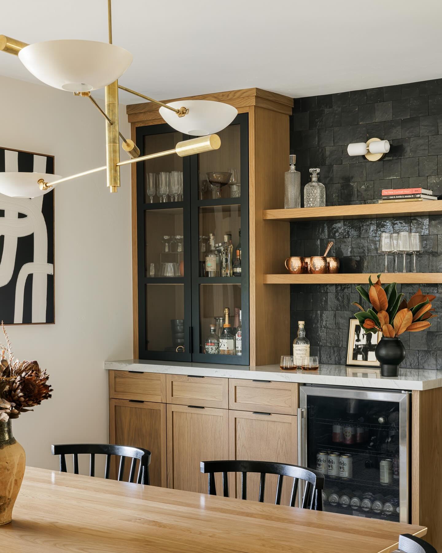 Counting down until the full on entertainment begins! May your holiday be full of togetherness, love, and laughter - and of course epic food and many cheers 🍸

Project: #MPDorganicmodernist
Interior Design: @mprevostdesign 
Builder: @mcbrownconstruc