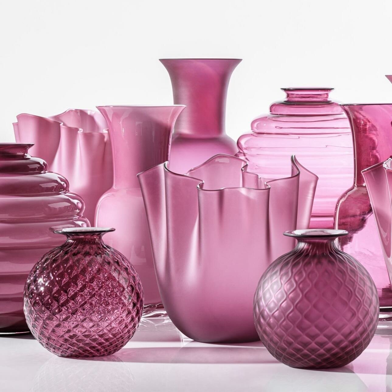 Nous sommes heureux d&rsquo;accueillir la nouvelle collection de vases de chez VENINI. 

La c&eacute;l&egrave;bre marque de Murano, aujourd&rsquo;hui centenaire, apportera le chic et le raffinement &agrave; votre int&eacute;rieur. Quelque soit la cou