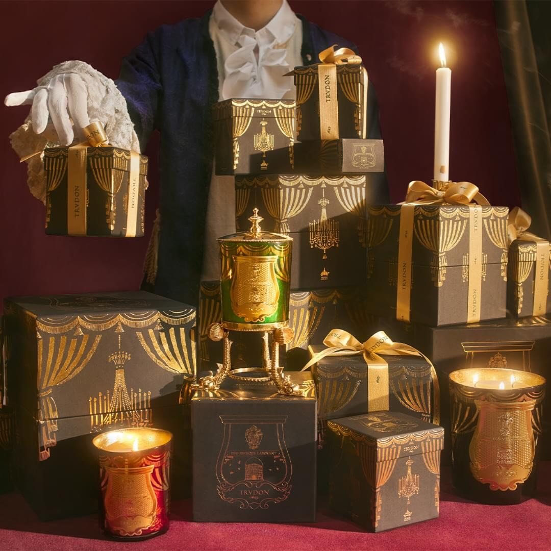 Pour No&euml;l, Trudon invite &agrave; red&eacute;couvrir le faste et l&rsquo;opulence de Versailles lors des bals et mascarades jadis donn&eacute;s par Louis XV au Ch&acirc;teau. Les quatre bougies parfum&eacute;es se font relaient d&rsquo;un art de