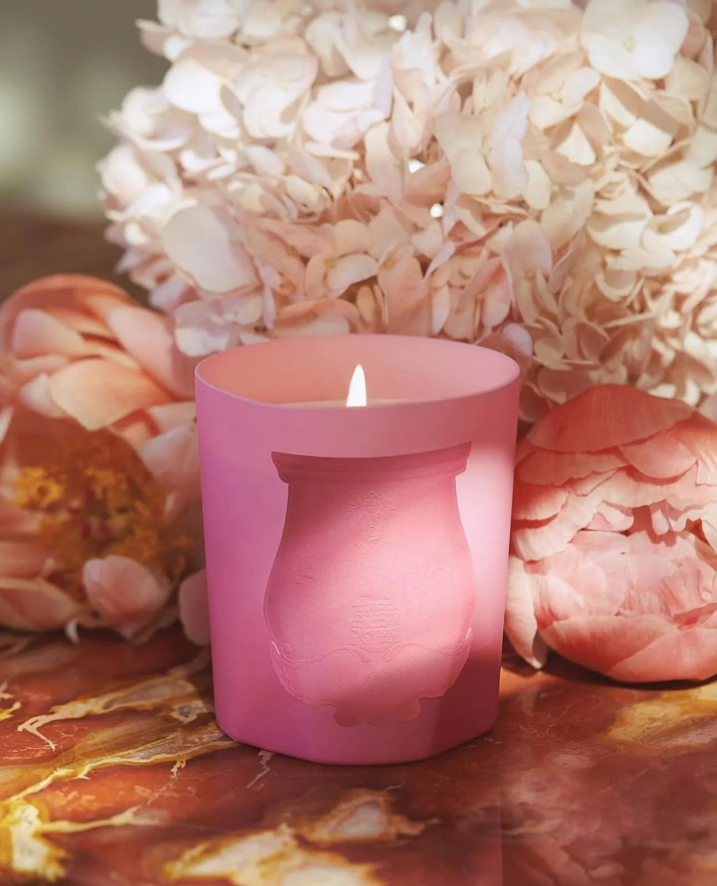 Plongez dans l&rsquo;&eacute;t&eacute; avec la bougie Trudon &ldquo;Summer Haze&rdquo;

D&eacute;couvrez la nouvelle &eacute;dition limit&eacute;e de la maison Trudon, imagin&eacute;e par la talentueuse parfumeuse Alexandra Carlin pour la collection 