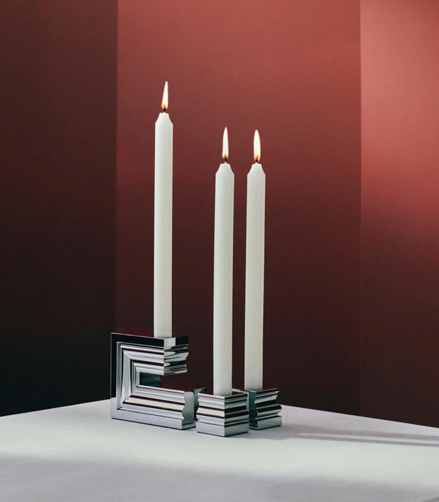 Christofle d&eacute;voile &ldquo;Perspectives&rdquo;, une collection r&eacute;solument contemporaine qui bouscule les codes tout en c&eacute;l&eacute;brant l&rsquo;&eacute;l&eacute;gance intemporelle de l&rsquo;art de la table.

Jeux de lignes graphi