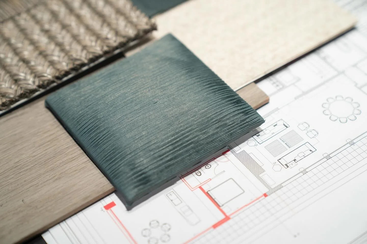 Notre cabinet d&rsquo;am&eacute;nagement d&rsquo;int&eacute;rieur repousse les limites du design pour cr&eacute;er des espaces &eacute;l&eacute;gants, fonctionnels et sur mesure. 
Du concept &agrave; la r&eacute;alisation, chaque projet est pens&eacu
