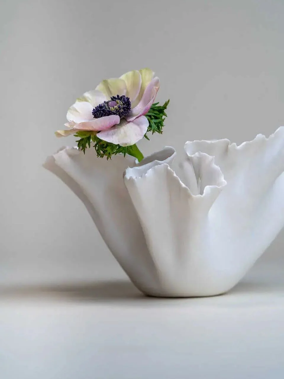 L&rsquo;art de la porcelaine par Claire Royer

Aujourd&rsquo;hui, nous vous emmenons dans l&rsquo;univers d&eacute;licat et raffin&eacute; de Claire Royer, une c&eacute;ramiste talentueuse qui transforme la porcelaine en v&eacute;ritables &oelig;uvre
