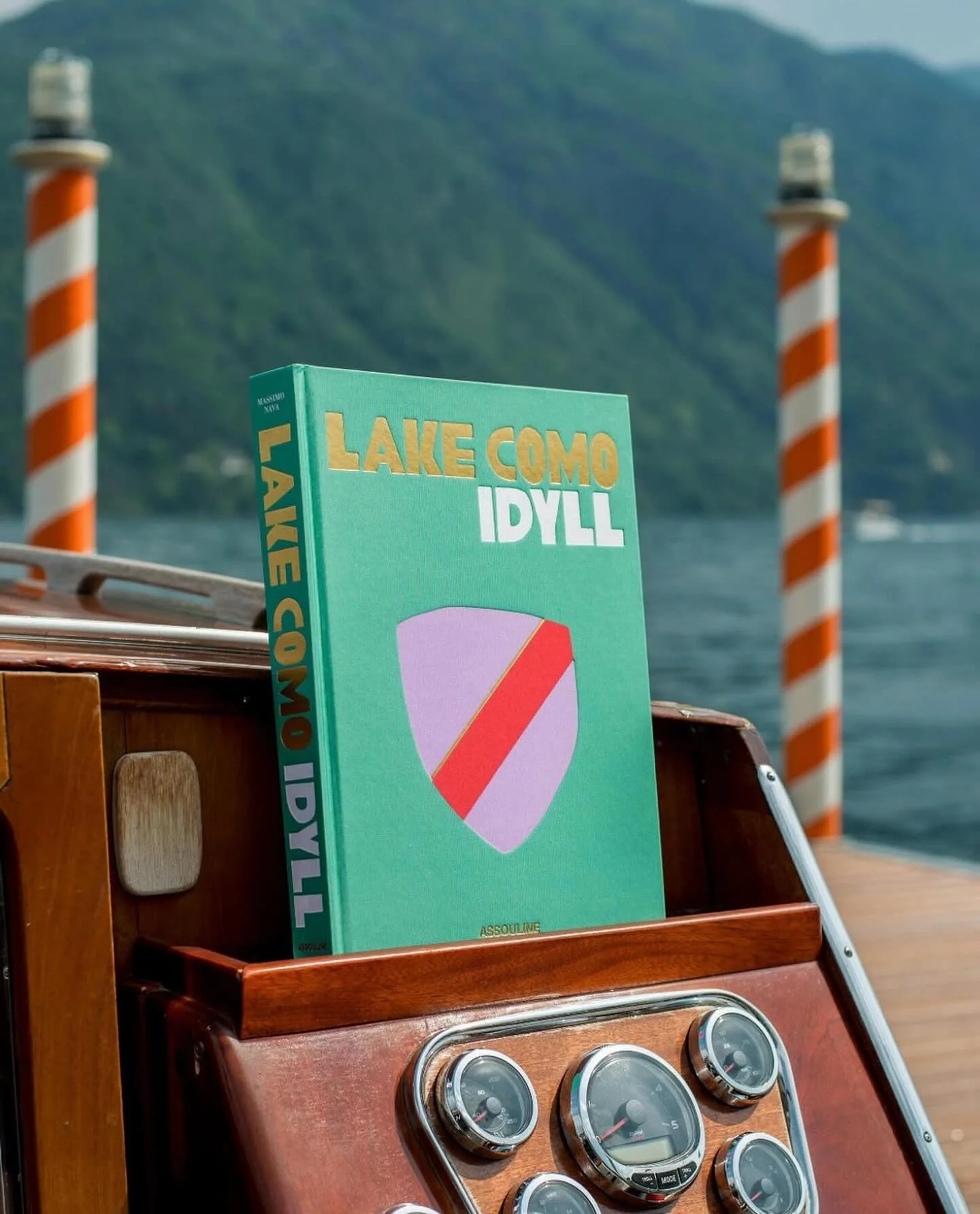 🌿 &Eacute;vadez-vous au c&oelig;ur du r&ecirc;ve italien&hellip;🌿

Lake Como Idyll by @assouline vous transporte dans l&rsquo;un des plus beaux joyaux d&rsquo;Italie.

Partez &agrave; la d&eacute;couverte du lac de C&ocirc;me, &eacute;crin enchante