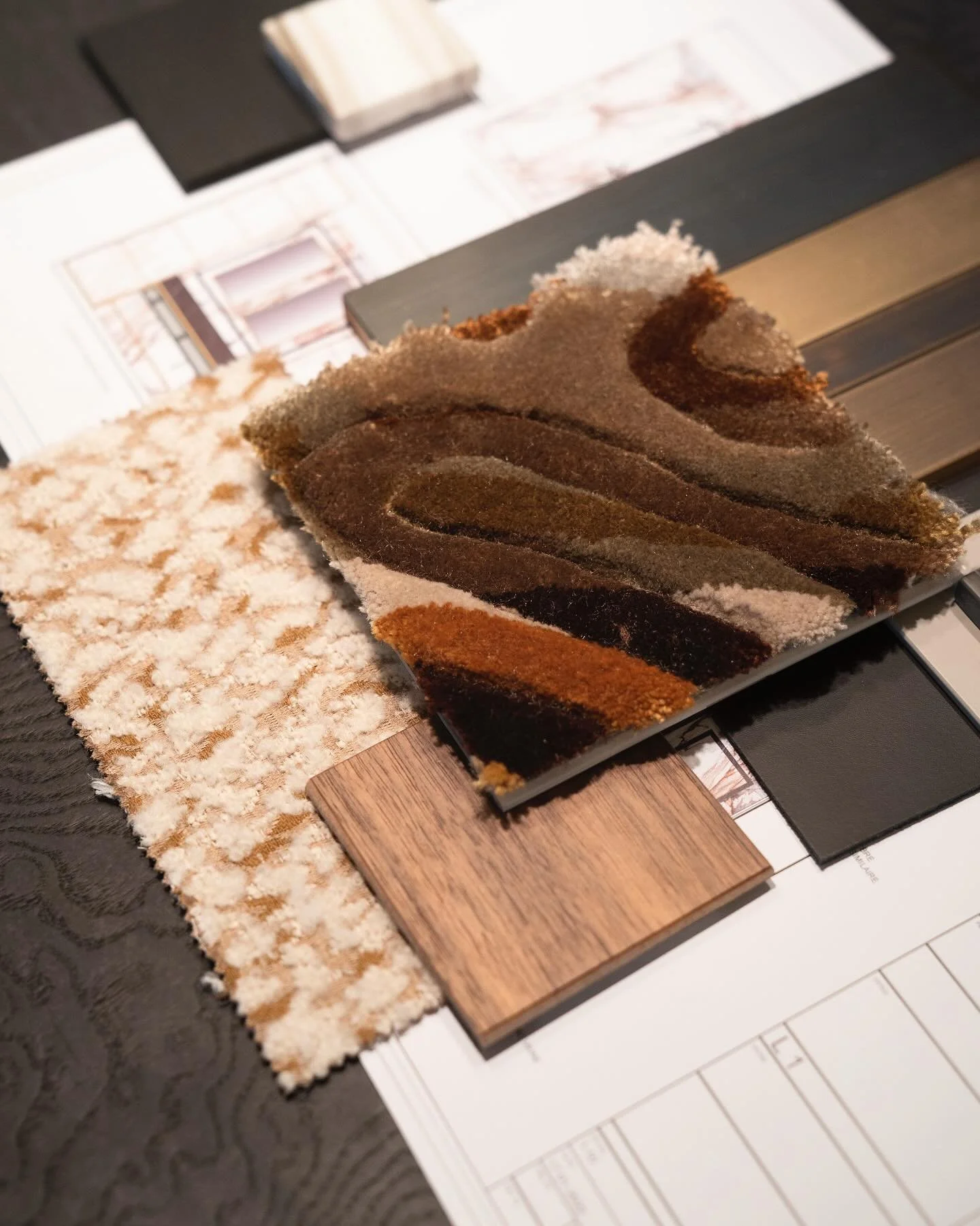 Chez Bonn, depuis 170 ans, nous vous accompagnons dans la r&eacute;alisation de tous vos projets. 

De l&rsquo;am&eacute;nagement, au choix du mobilier, des rideaux, nous avons d&eacute;velopp&eacute; une offre compl&egrave;te, incluant la gestion de