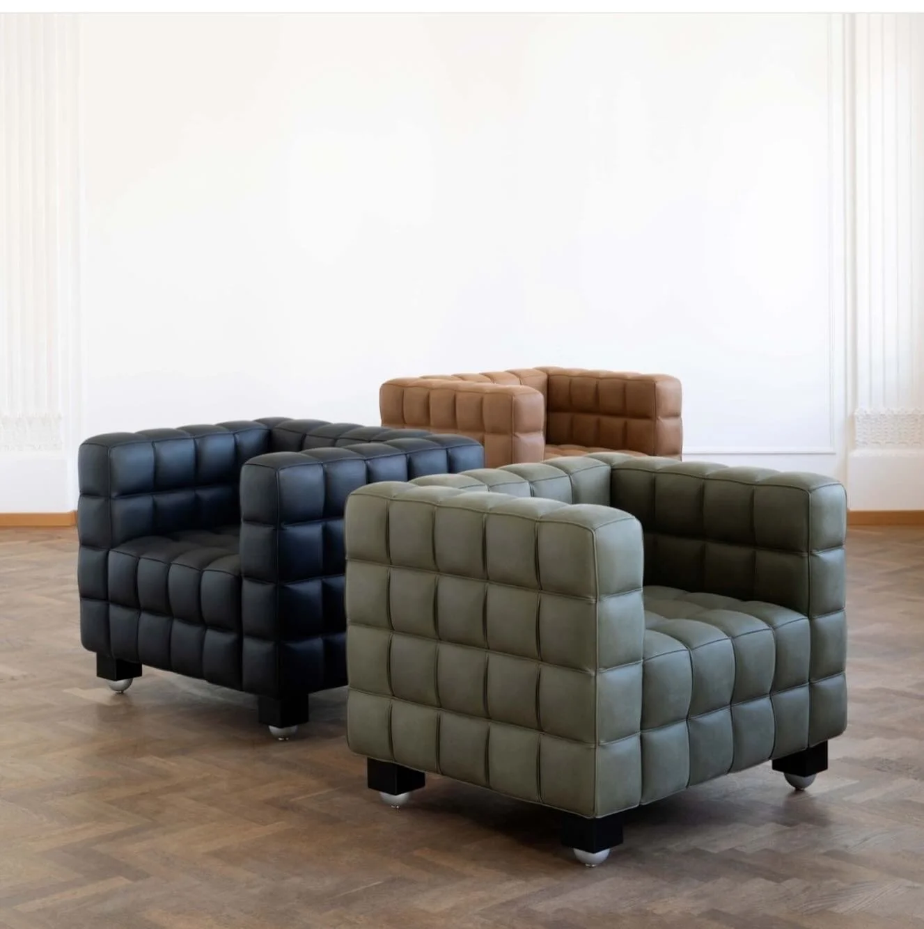 Nous avions envie de vous pr&eacute;senter ce mod&egrave;le iconique de chez Wittmann 

&ldquo;Kubus&rdquo; con&ccedil;u par Josef Hoffmann pour Wittmann est un fauteuil avec structure en bois de h&ecirc;tre teint&eacute; noir. 
Il est disponible &ea