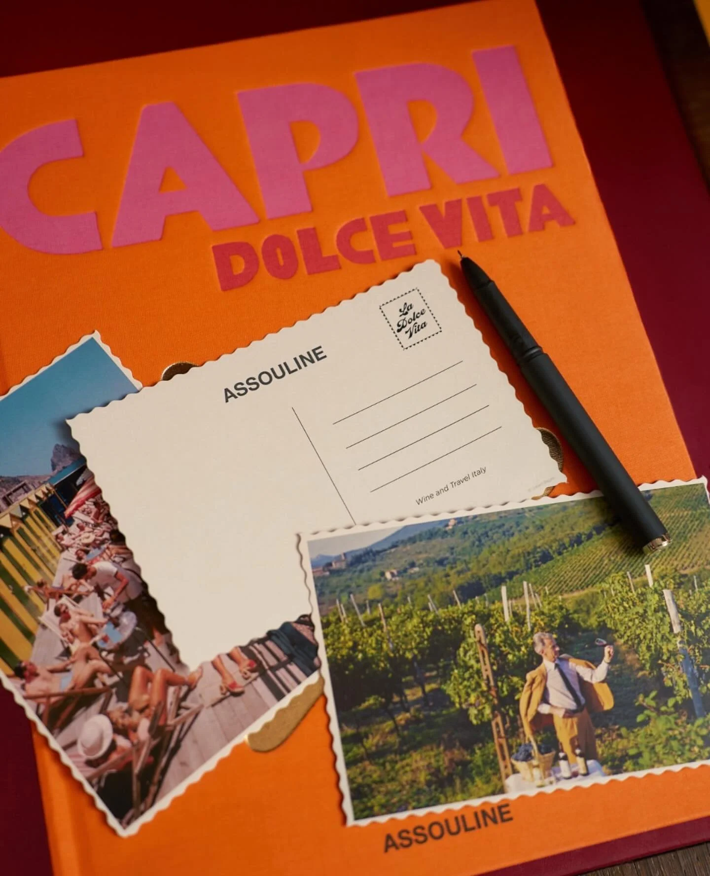 M&ecirc;me si les valises sont rang&eacute;es et le sable s&rsquo;est effac&eacute; des chaussures, l&rsquo;&eacute;vasion ne s&rsquo;arr&ecirc;te pas l&agrave;. Avec Capri des &eacute;ditions @assouline on prolonge l&rsquo;&eacute;t&eacute; entre le