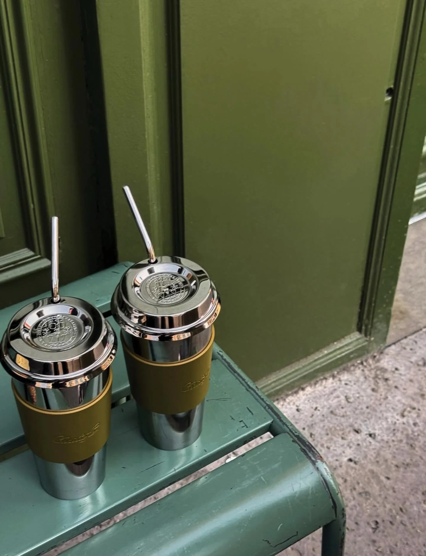 Histoire de bien commencer la rentr&eacute;e, emportez partout votre boisson pr&eacute;f&eacute;r&eacute;e !!!

Christofle propose une pi&egrave;ce &agrave; la fois sophistiqu&eacute;e et audacieuse, le gobelet miroir se distingue par son design uniq