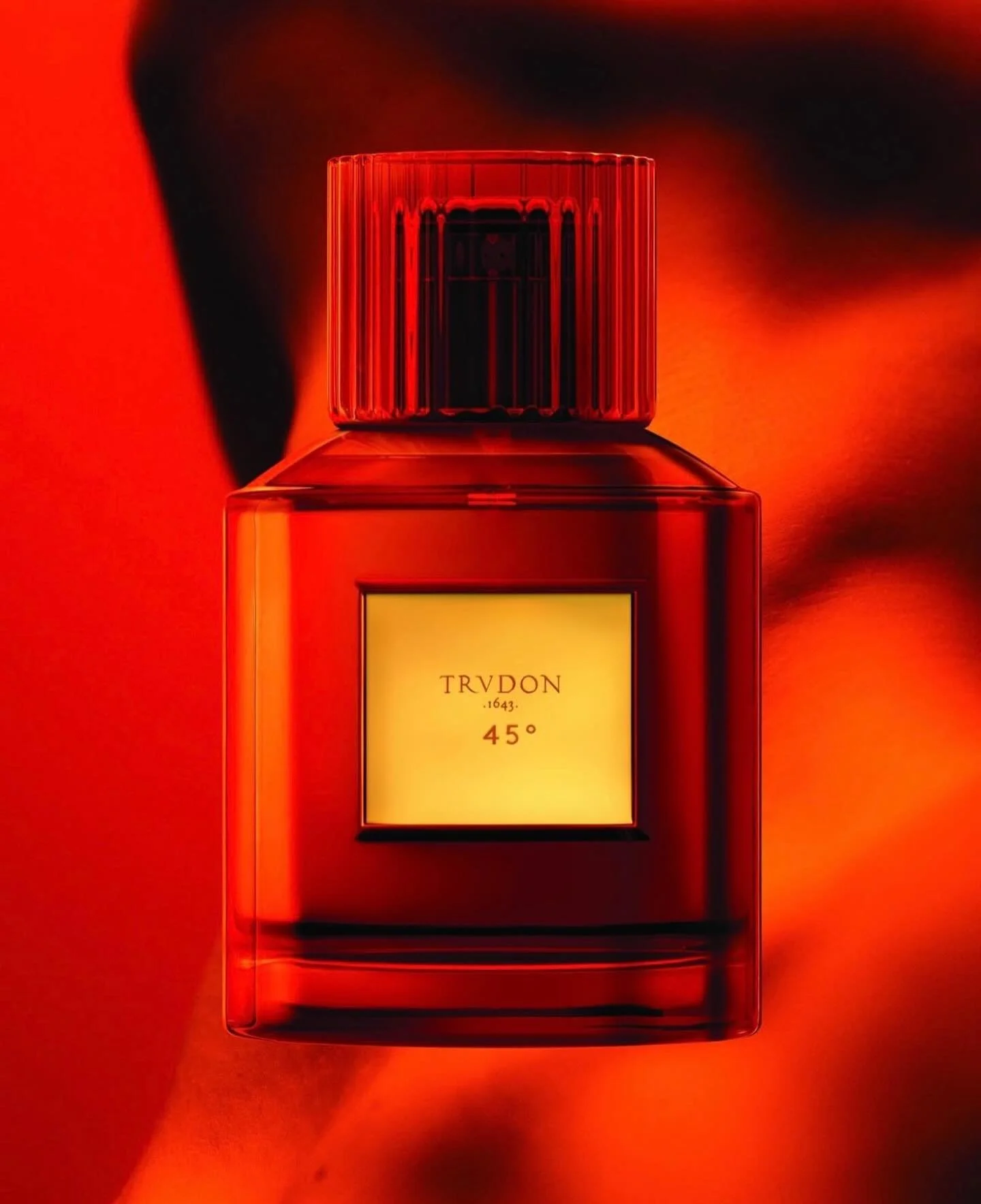 D&eacute;couvrez prochainement au showroom, 45&deg; de Trudon 

Quand la nuit s&rsquo;empare de rouge, elle se fait chaleur, d&eacute;sir, volupt&eacute;. Quand la vanille s&rsquo;embrase, elle nous offre 45&deg; de Trudon, une chaleur suave, un sill