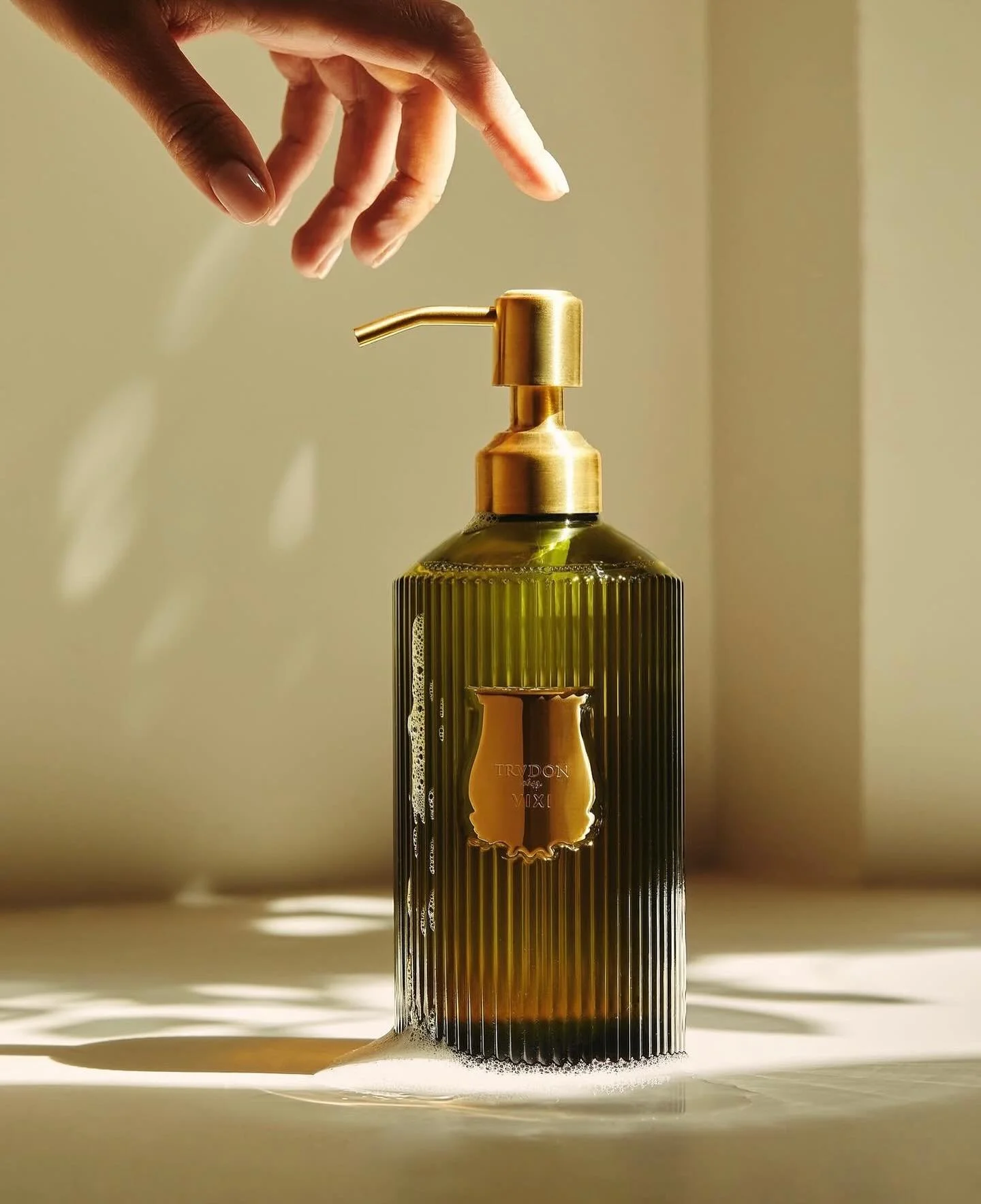 NOUVEAUTÉ 😍
Laissez-vous envoûter par la fraîcheur méditerranéenne à chaque lavage de mains. 
Le savon liquide mains de Trudon, avec sa senteur iconique “Médie”, vous transporte instantan&