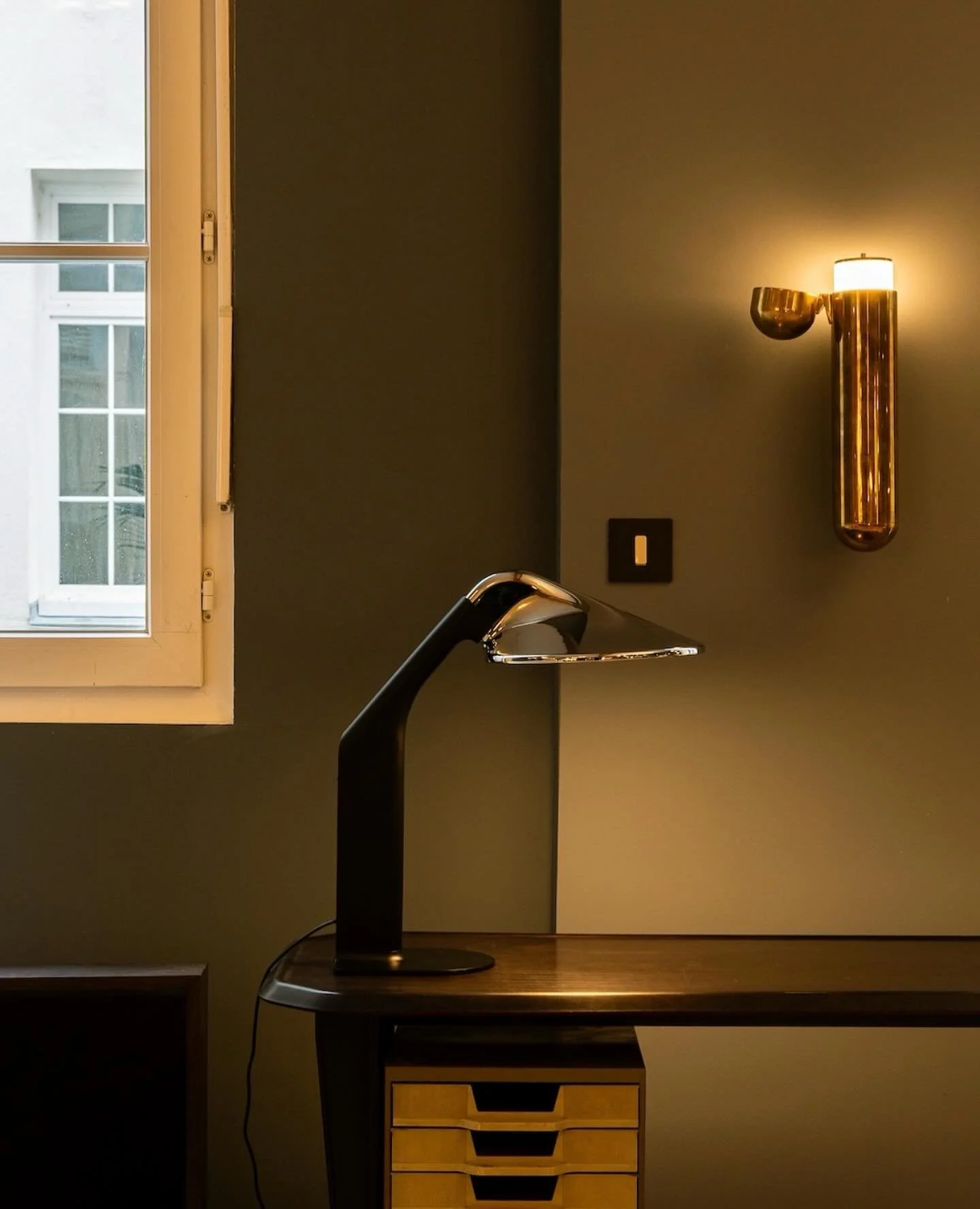 Inspiré par le pin japonais en pleine terre, le studio BrichetZiegler pour DCW a taillé ce luminaire avec maîtrise et précision.
Niwaki est une lampe de table qui saura apporter une lumière douce à votre int&