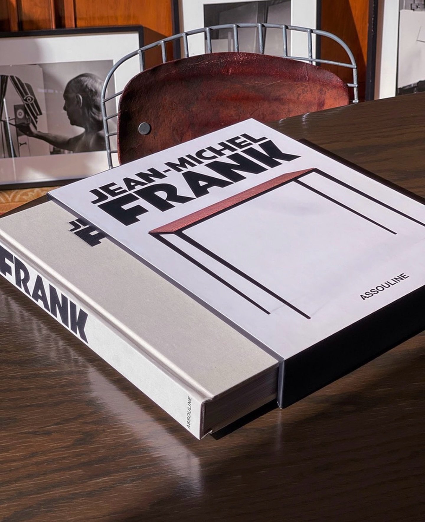Dans ce magnifique ouvrage, Assouline retrace le parcours du discret mais r&eacute;volutionnaire Jean-Michel Frank, ma&icirc;tre incontest&eacute; du luxe minimaliste. 
Bien avant que le &ldquo;less is more&rdquo; ne devienne un mantra, Frank sculpta