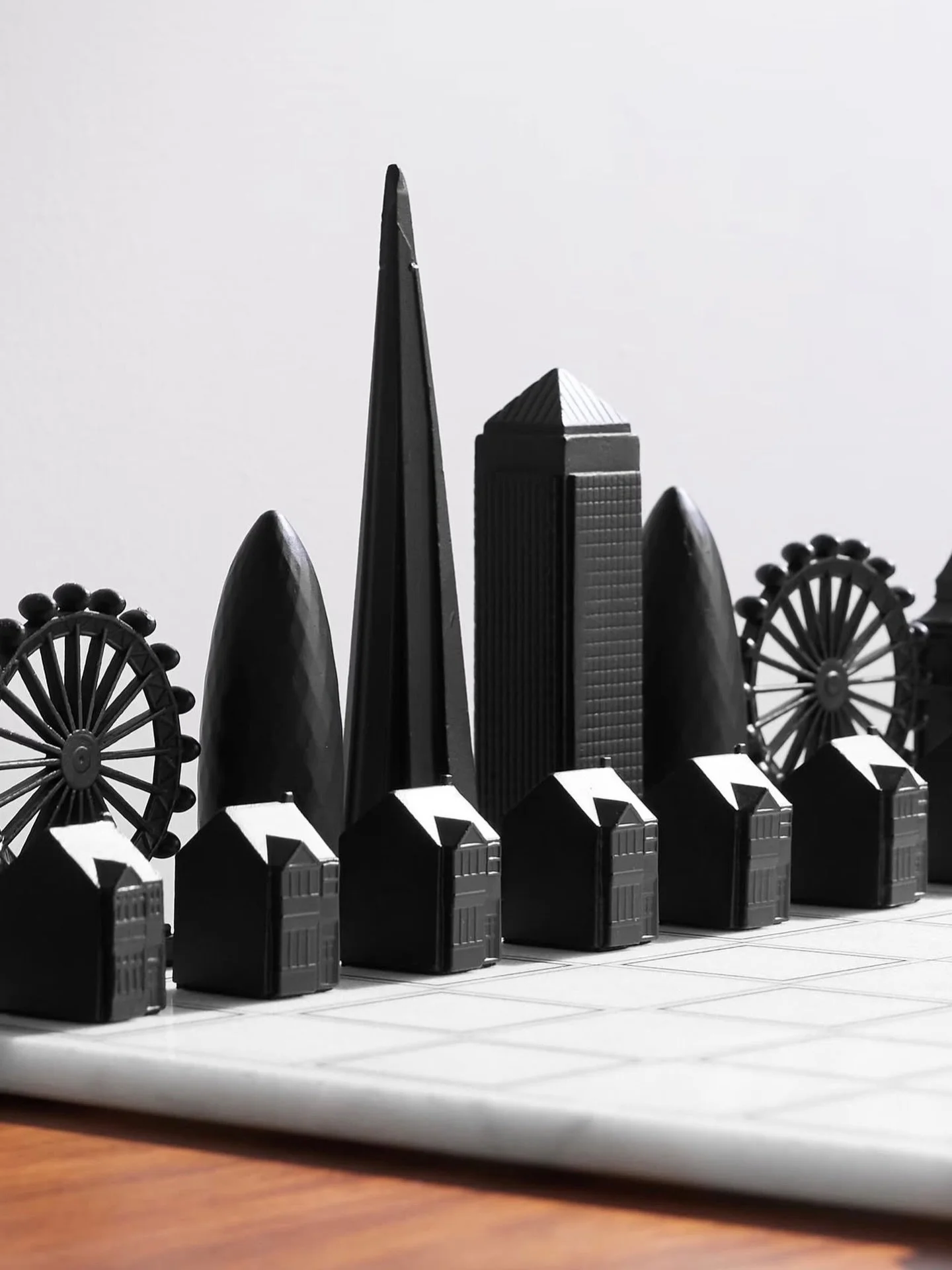 L&rsquo;excellence du jeu d&rsquo;&eacute;checs, r&eacute;interpr&eacute;t&eacute;e avec une vision contemporaine.

Skyline Chess allie pr&eacute;cision strat&eacute;gique, design moderne et exigence intellectuelle.
Chaque partie est une d&eacute;mon