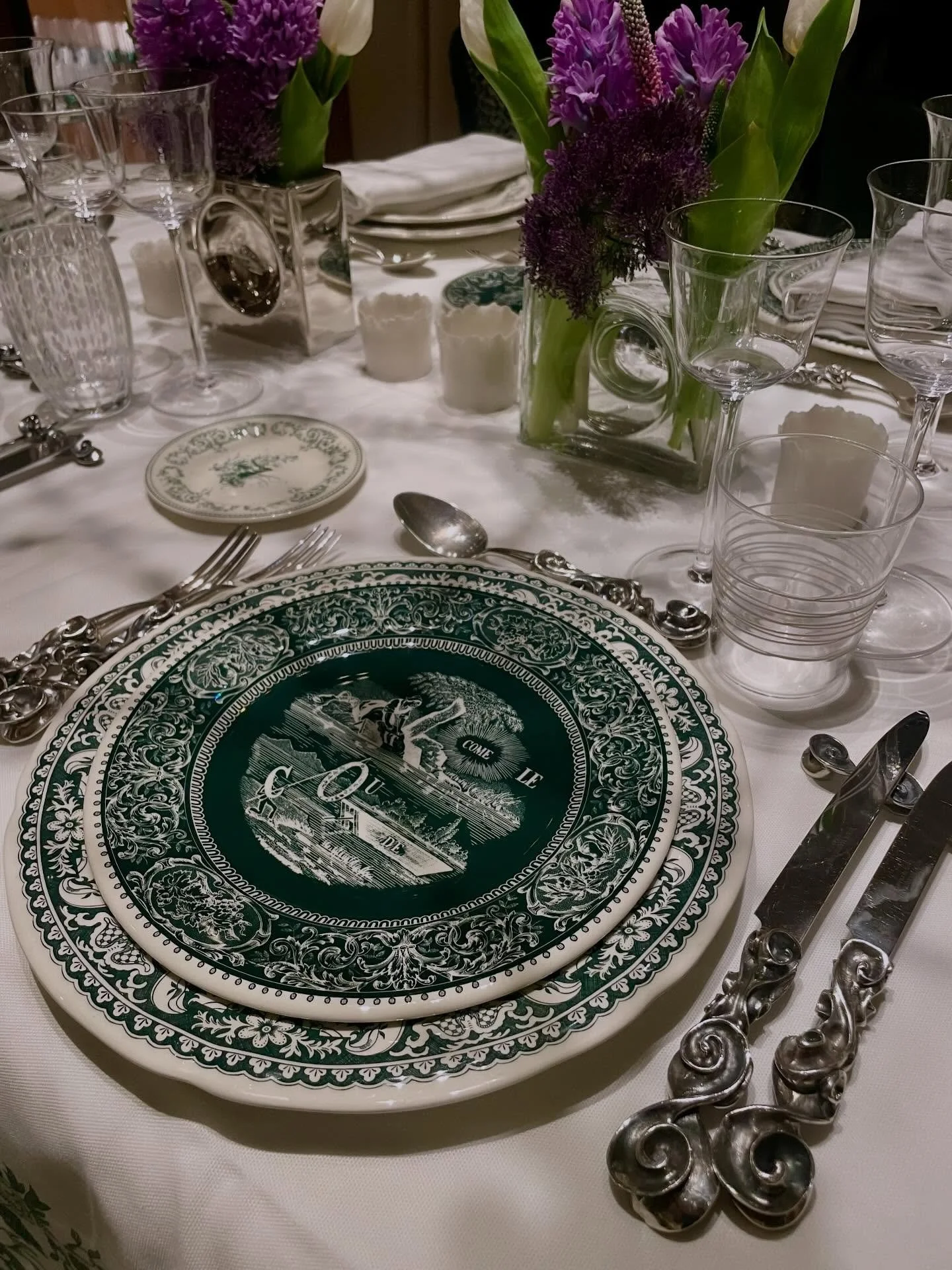 LES D&Eacute;PAREILL&Eacute;ES VERT
L&rsquo;heure n&rsquo;est plus &agrave; l&rsquo;uniformit&eacute;, mais &agrave; la table d&eacute;pareill&eacute;e ! Dans un esprit tout aussi vintage que raffin&eacute;, Les D&eacute;pareill&eacute;es vert, cr&ea