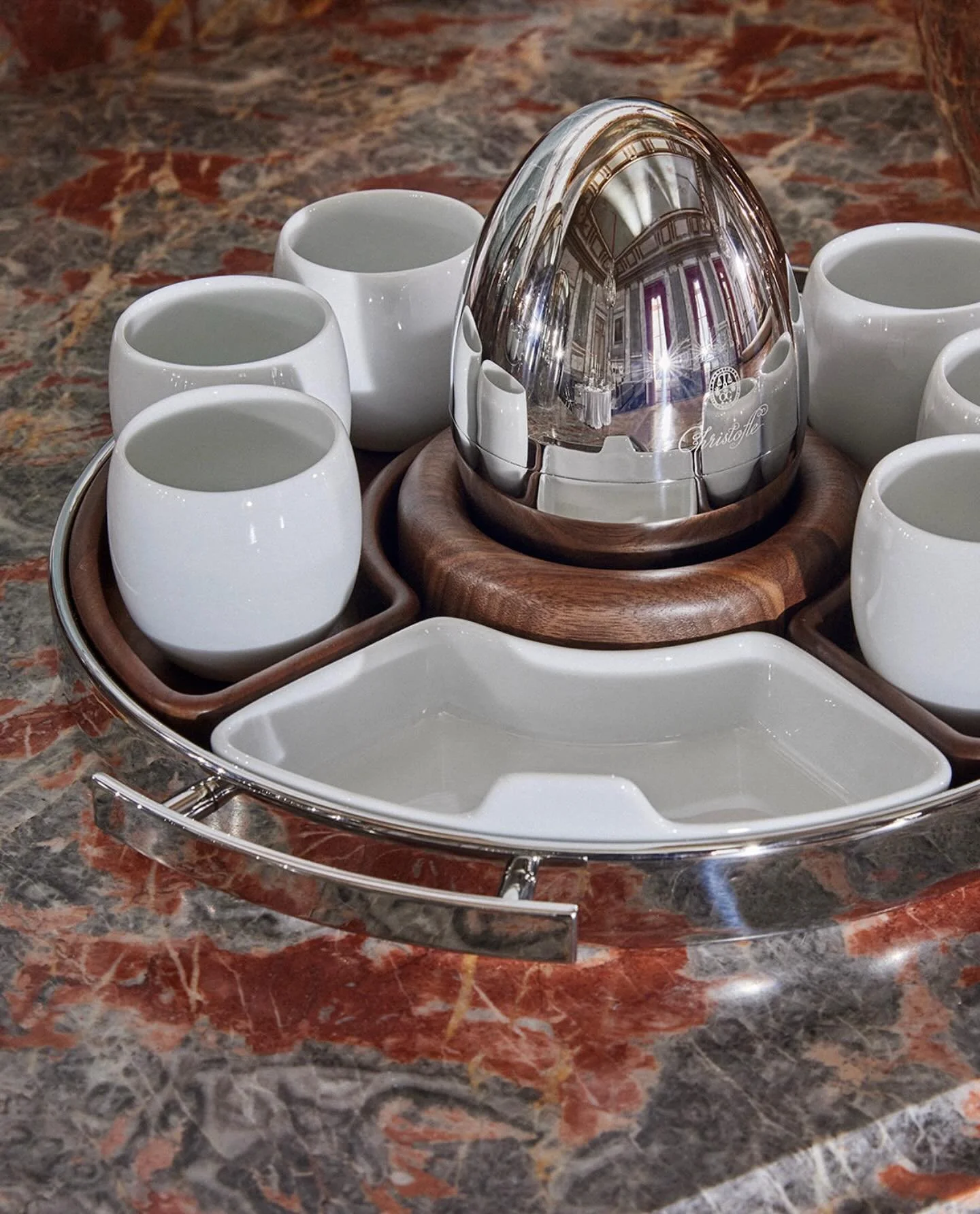 D&eacute;couvrez le &ldquo;Mood Coffee&rdquo;, un set de 6 cuill&egrave;res &agrave; espresso en m&eacute;tal argent&eacute; et son plateau &agrave; gourmandises. 

Christofle bouscule deux si&egrave;cles de tradition avec MOOD, ce nouveau concept in