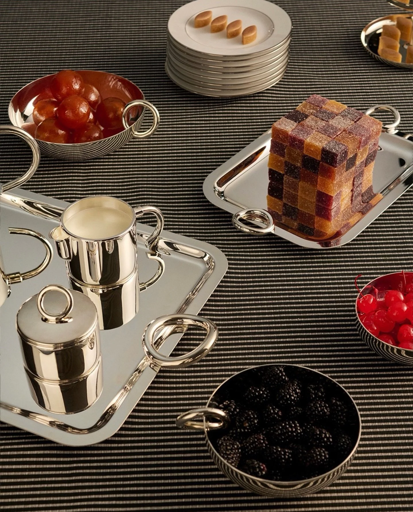 Imagin&eacute;e par Andr&eacute;e Putman, la collection Vertigo de Christofle se distingue par son anneau signature aux lignes volontairement asym&eacute;triques.

Un d&eacute;tail audacieux qui casse les codes classiques et apporte rythme et moderni