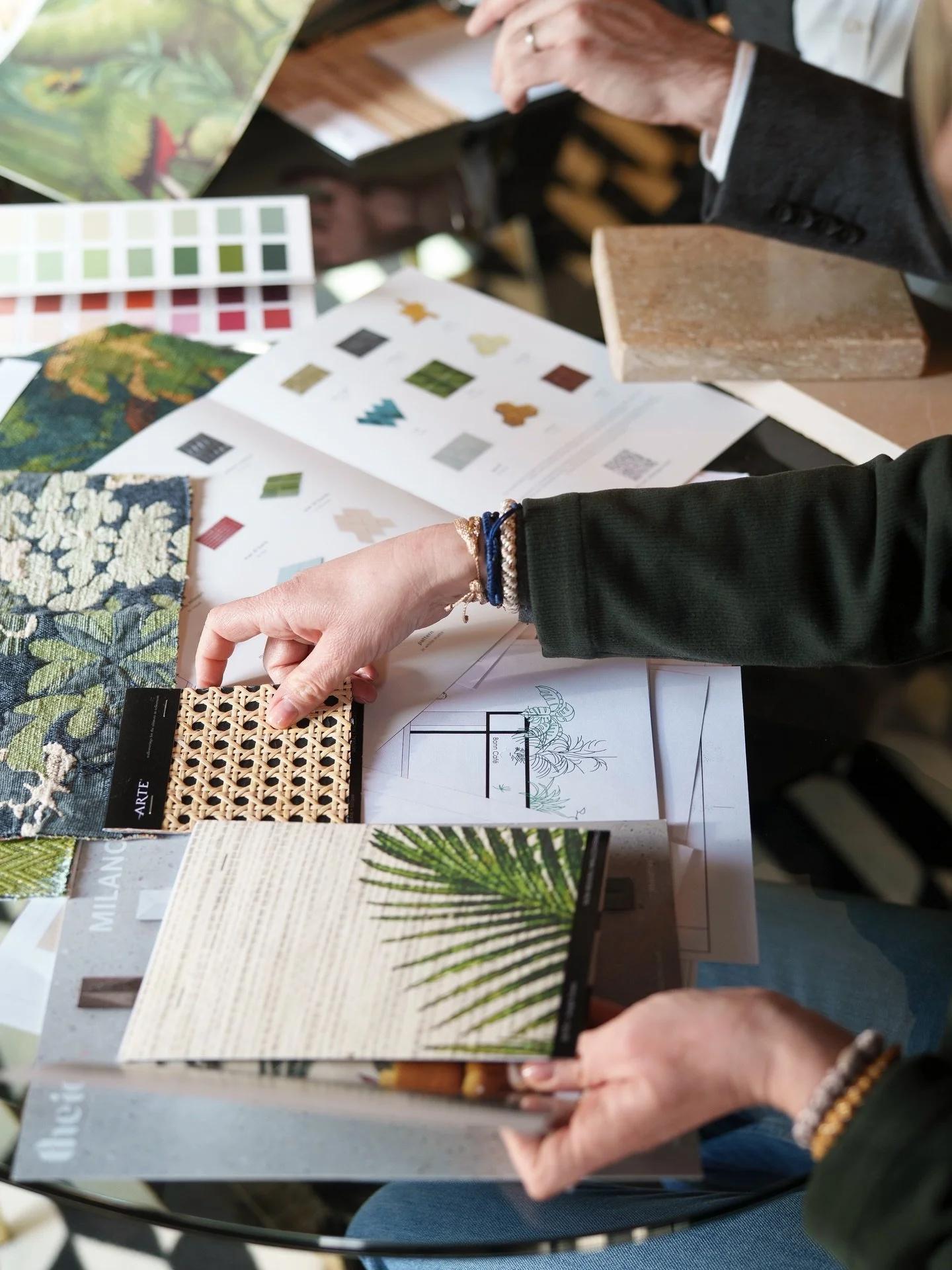 Depuis plus de 170 ans, notre savoir-faire s&rsquo;inscrit dans une vision durable de l&rsquo;architecture d&rsquo;int&eacute;rieur, o&ugrave; chaque projet est pens&eacute; dans les moindres d&eacute;tails.

Tissus, mati&egrave;res, textures&hellip;