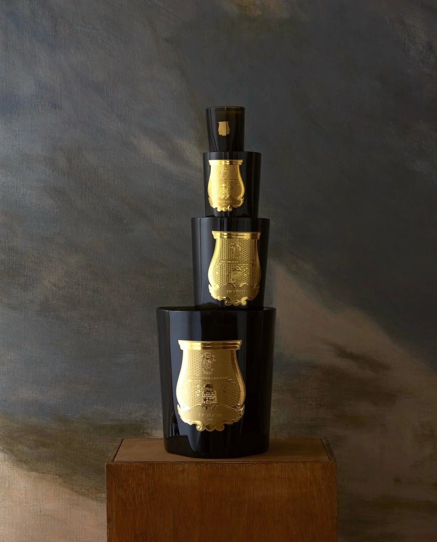 Cire Trudon, l&rsquo;art de la bougie depuis 1643 🕯️ Plus qu&rsquo;une bougie, une v&eacute;ritable pi&egrave;ce d&rsquo;histoire.

Cire Trudon incarne le luxe &agrave; la fran&ccedil;aise : des parfums profonds, une cire d&rsquo;exception, et des v