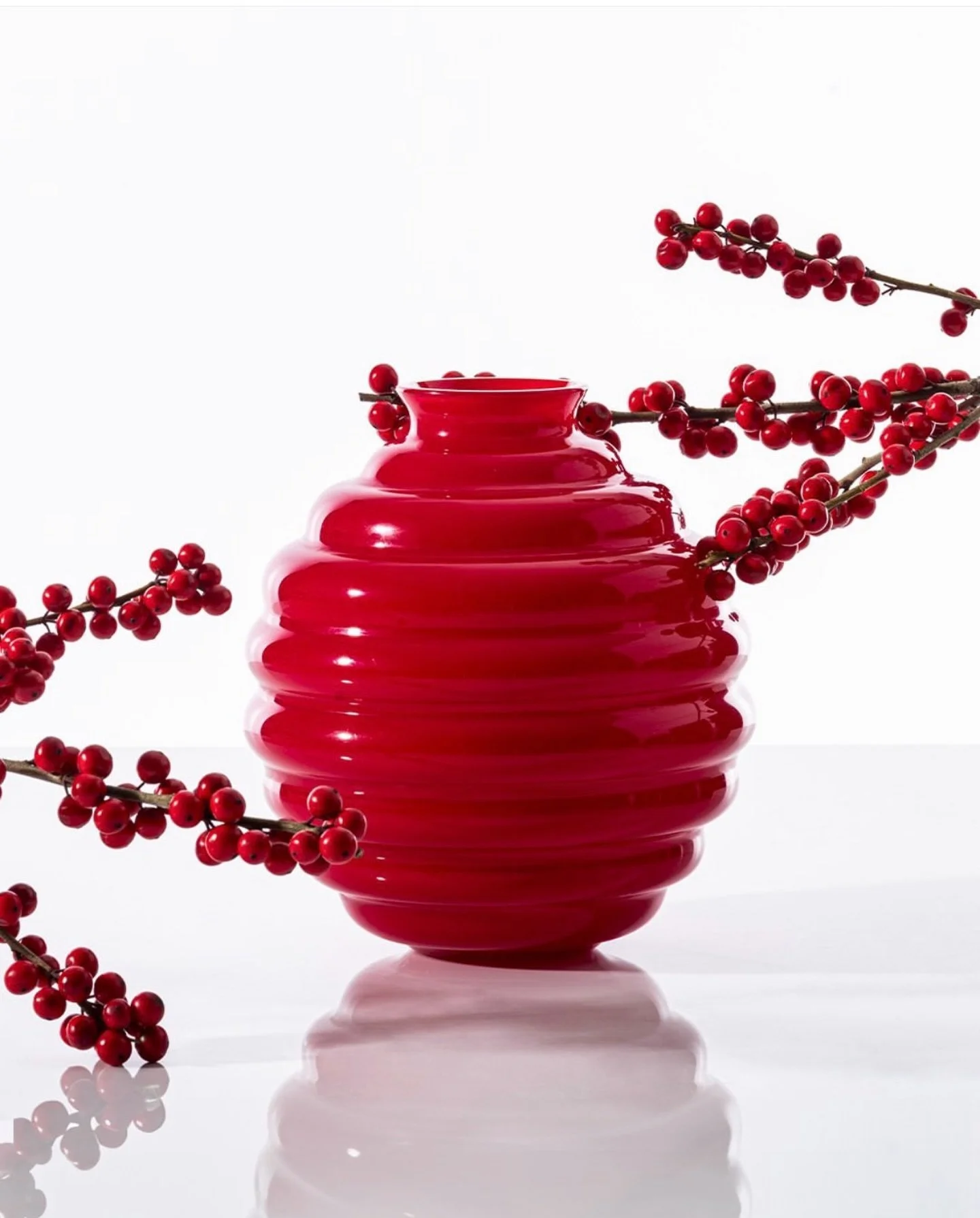 Le vase Deco de Venini est bien plus qu&rsquo;un simple objet d&eacute;coratif : c&rsquo;est une &oelig;uvre d&rsquo;art souffl&eacute;e &agrave; la bouche, o&ugrave; le verre prend vie sous les gestes pr&eacute;cis des ma&icirc;tres verriers de Mura