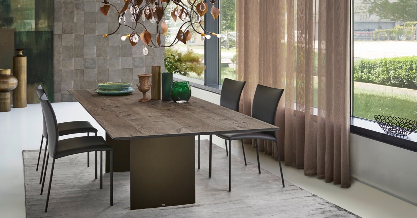 La table Atlas de Draenert, imagin&eacute;e par le designer Georg Appeltshauser, est bien plus qu&rsquo;une simple table &agrave; manger, c&rsquo;est une pi&egrave;ce d&rsquo;exception qui allie esth&eacute;tique minimaliste et innovation m&eacute;ca