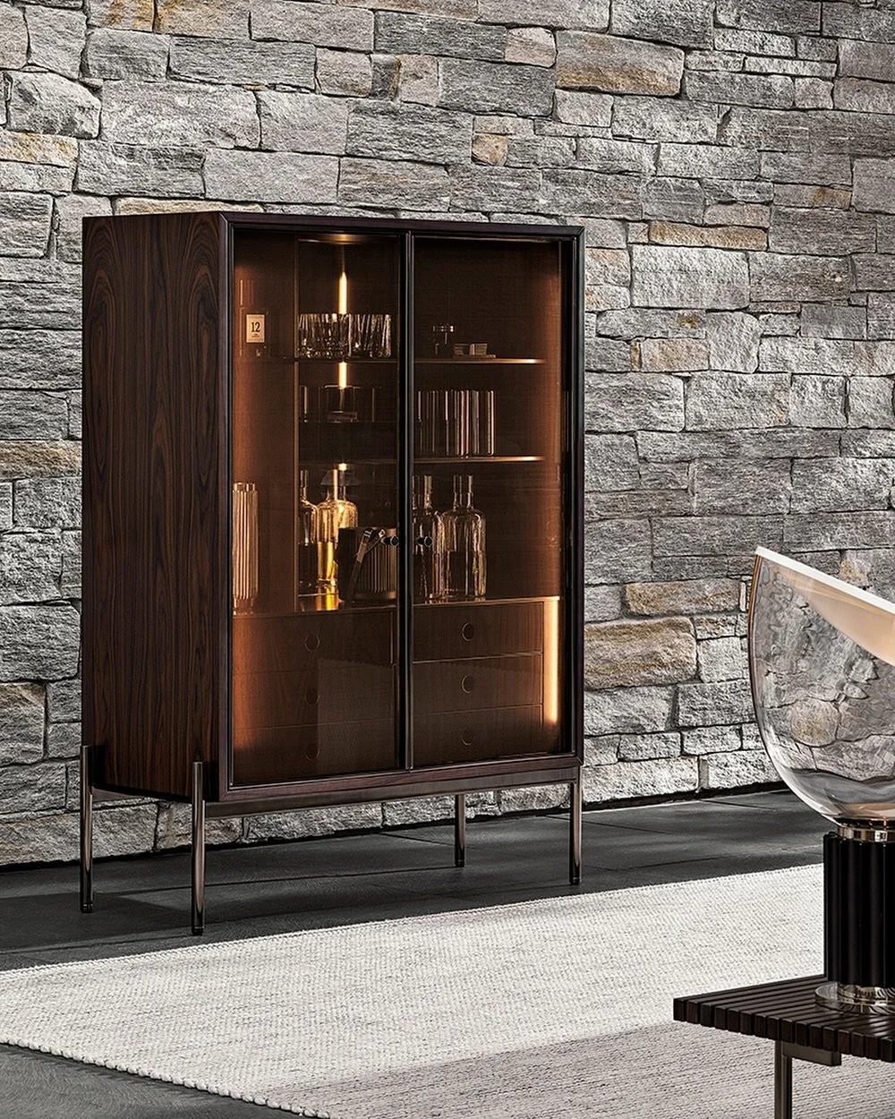 Avec ses lignes pures et g&eacute;om&eacute;triques, le bahut Superquadra de chez Minotti joue sur une esth&eacute;tique a&eacute;rienne, presque en suspension. Sa structure en palissandre Santos teint&eacute; Dark Brown associ&eacute;e &agrave; des 