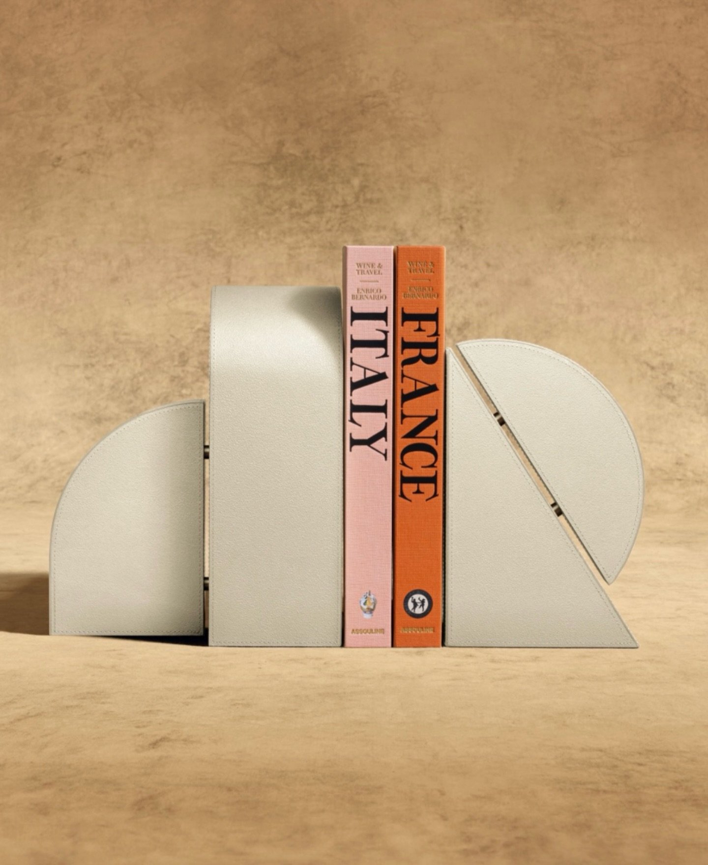 Quand le vin devient un art de vivre et le voyage une d&eacute;gustation sans fronti&egrave;res.
Des vignobles mythiques aux routes les plus secr&egrave;tes, Wine &amp; Travel nous invite &agrave; explorer le monde un verre &agrave; la main, entre sa