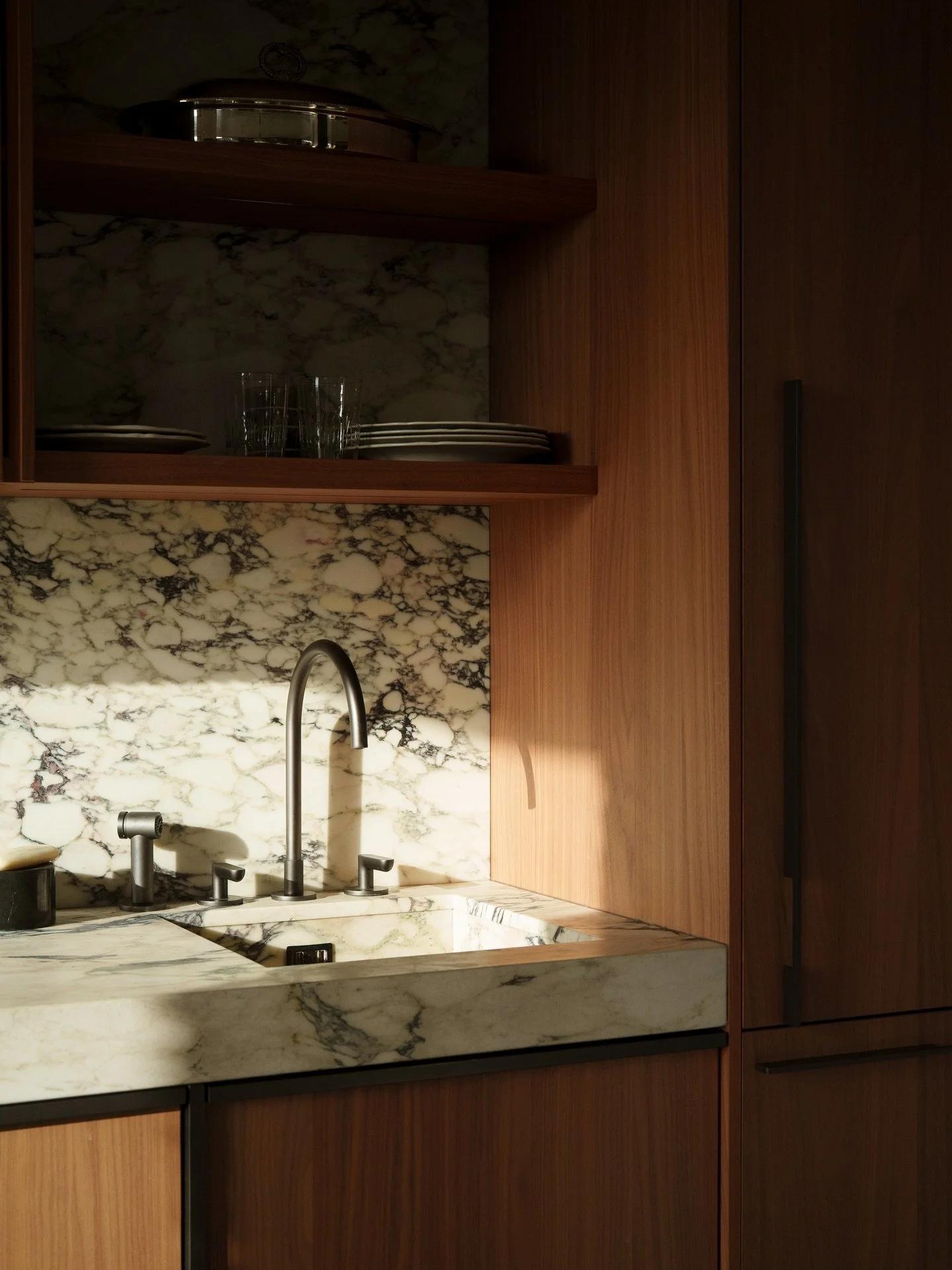 Cr&eacute;er une cuisine sur mesure, c&rsquo;est bien plus qu&rsquo;un simple am&eacute;nagement : c&rsquo;est concevoir un espace qui vous ressemble, pens&eacute; pour votre quotidien et vos envies.

Dans cette r&eacute;alisation client, nous avons 