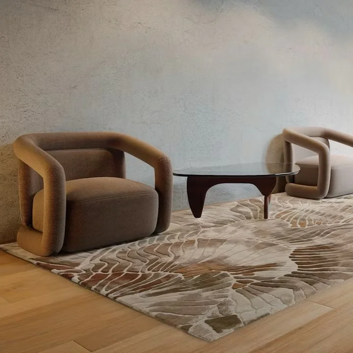 Le tapis &ldquo;Dune Couture&rdquo; de chez Limited Edition, revisite la finesse des p&eacute;tales de lys &agrave; travers un prisme contemporain, presque digital. Un &eacute;quilibre s&rsquo;op&egrave;re entre la structure chaleureuse de la laine b