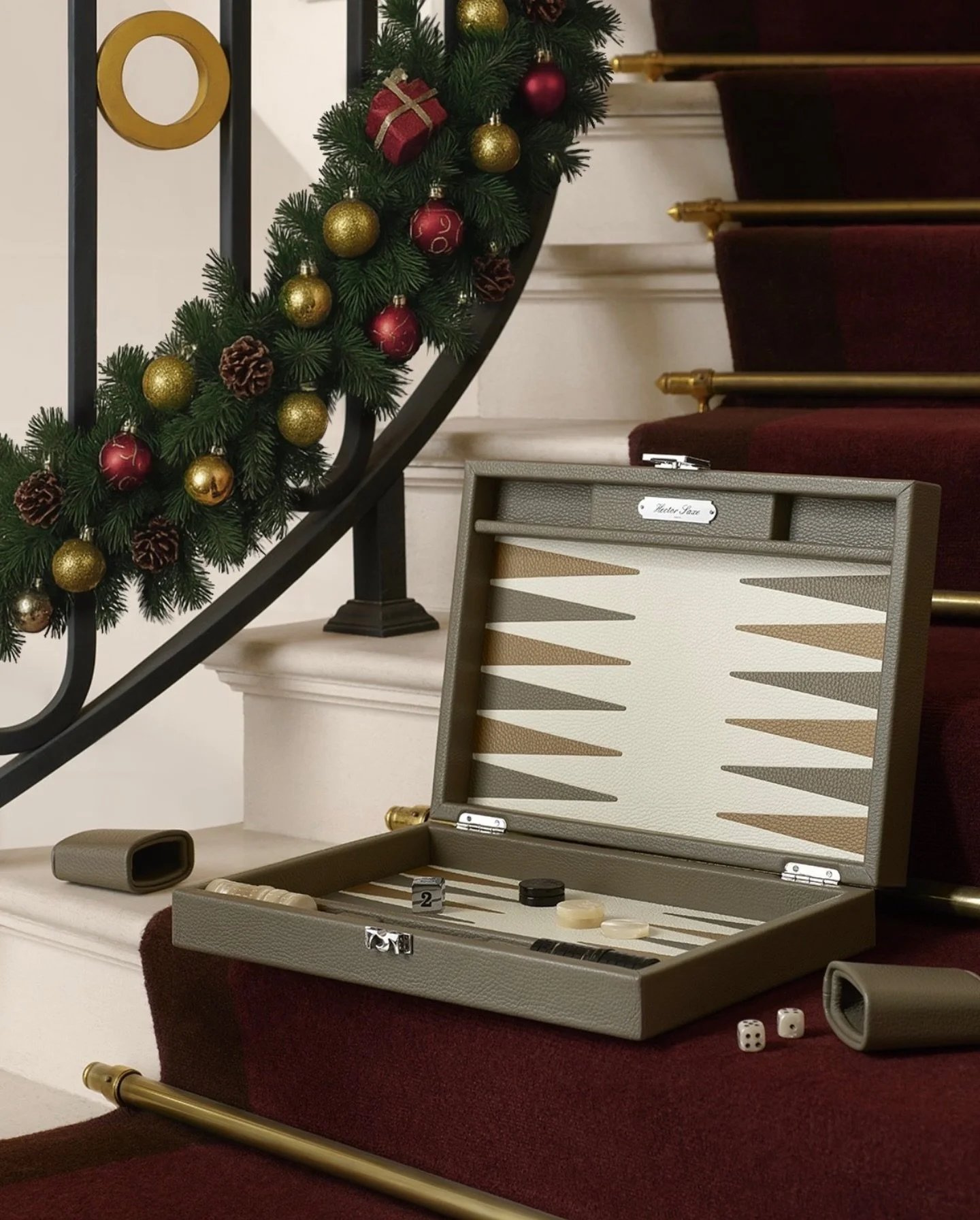 Envie de d&eacute;fier vos amis sur un jeu de strat&eacute;gie intemporel ? Le backgammon Hector Saxe vous plonge dans un univers o&ugrave; la tactique rencontre la tradition. Avec des pi&egrave;ces minutieusement con&ccedil;ues et un plateau d&rsquo